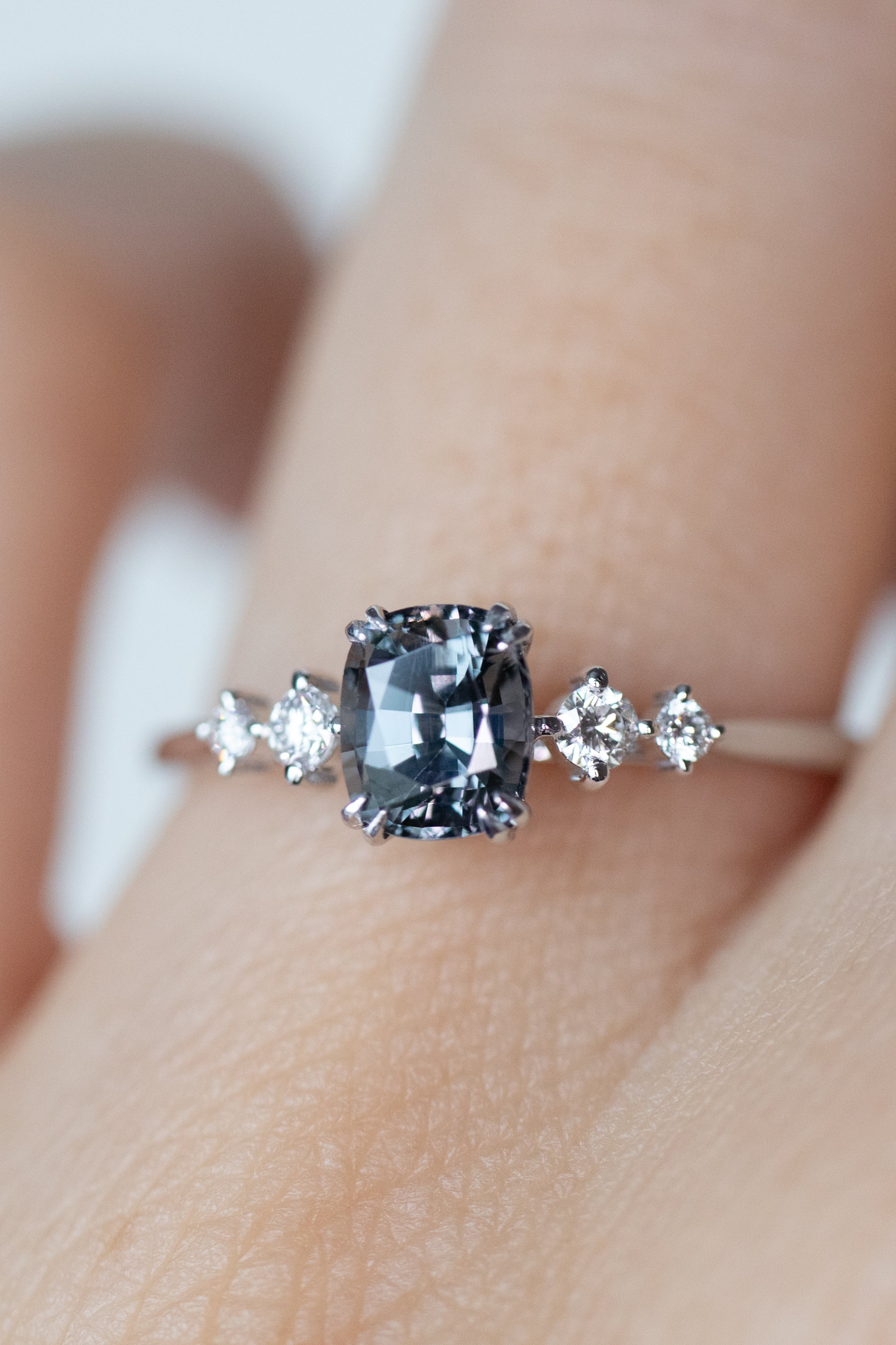 Lucioles dans le noir Grey Spinel total diamond 14K White Gold Ring
