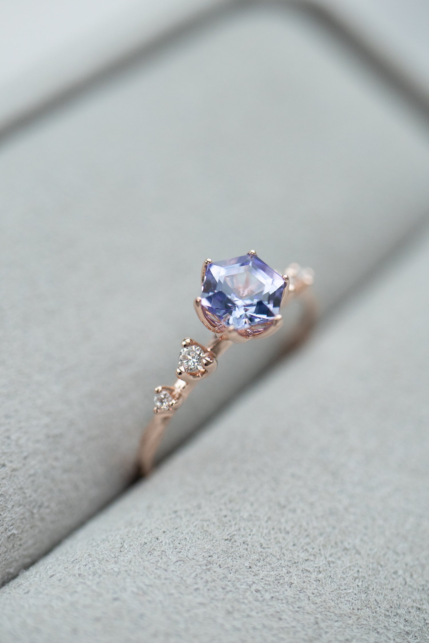 Les cordes du cœur Tanzanite ~0.60ct & Diamonds 14/18K Gold Twisted Ring