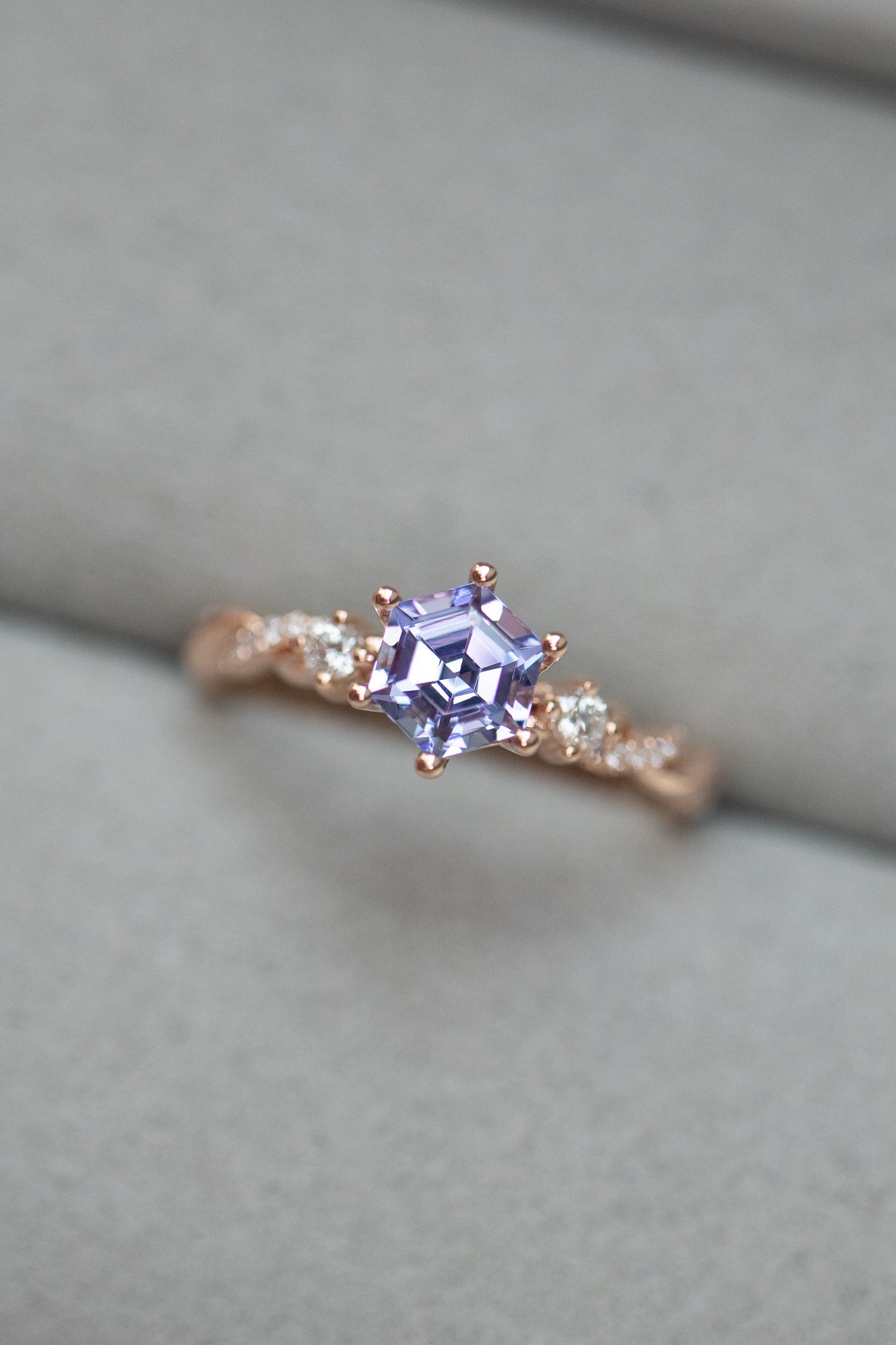 Fasciné par toi Tanzanite 0.65ct & diamonds 18K Rose Gold Half Eternity Twisted Ring