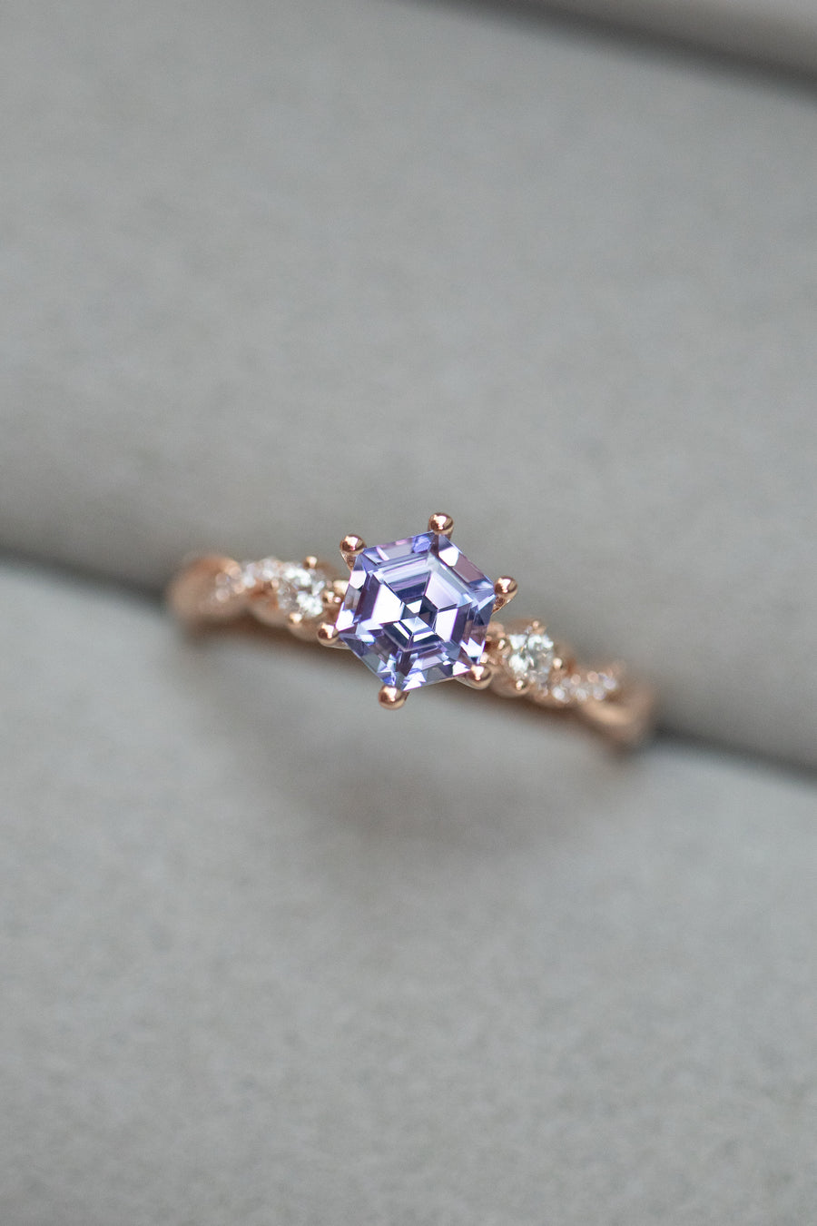 Fasciné par toi Tanzanite 0.65ct & diamonds 18K Rose Gold Half Eternity Twisted Ring