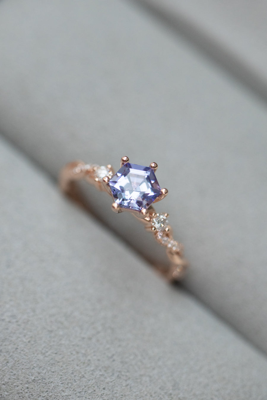 Fasciné par toi Tanzanite 0.65ct & diamonds 18K Rose Gold Half Eternity Twisted Ring