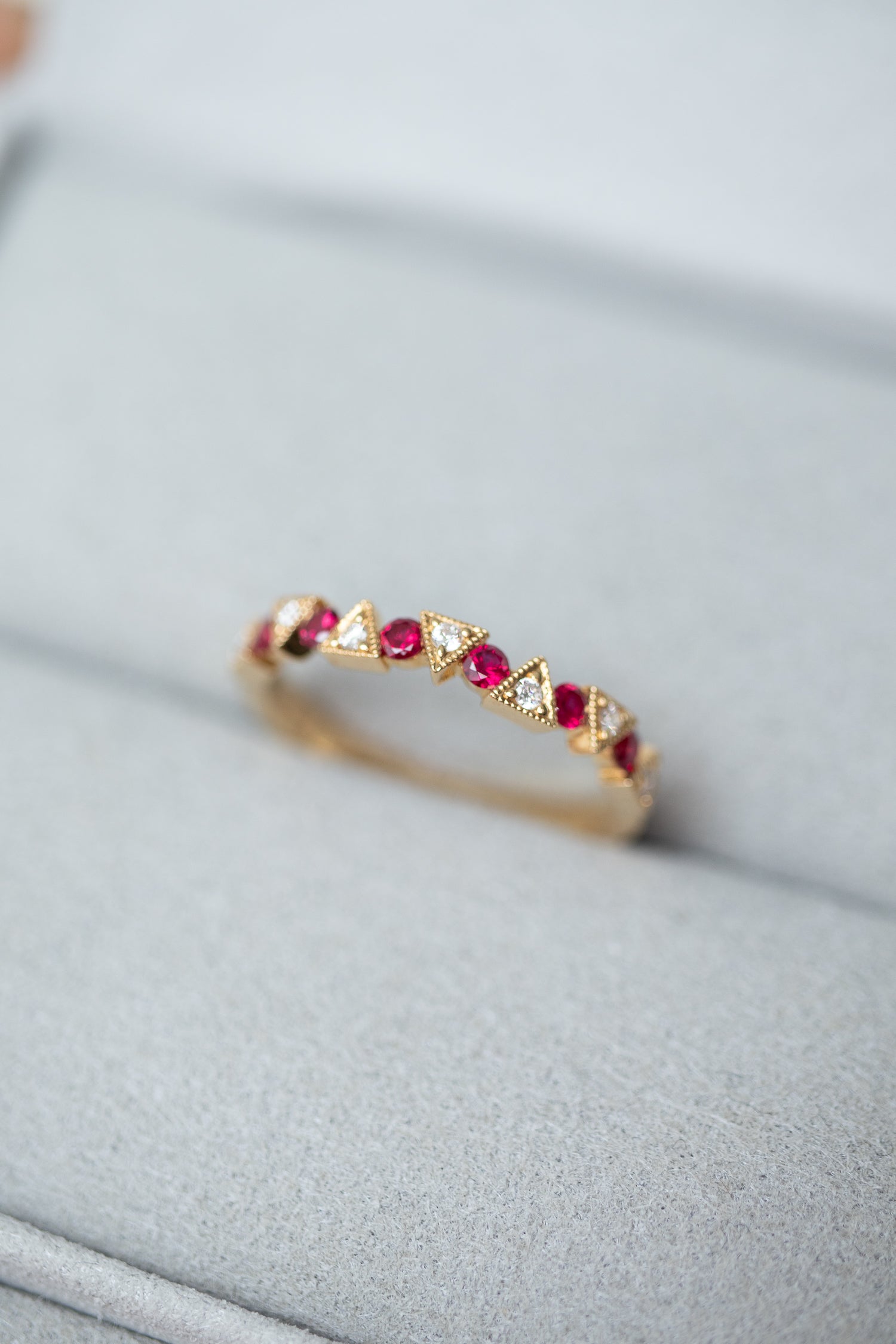 Total 0.25ct Triangle d'or Ruby & Diamonds 18K Gold Ring
