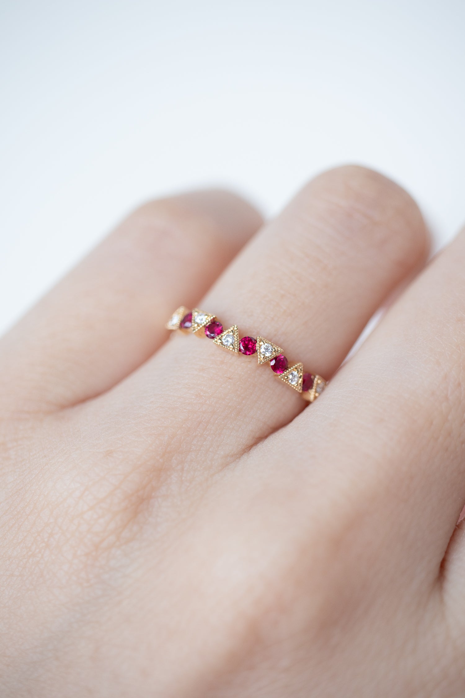 Total 0.25ct Triangle d'or Ruby & Diamonds 18K Gold Ring