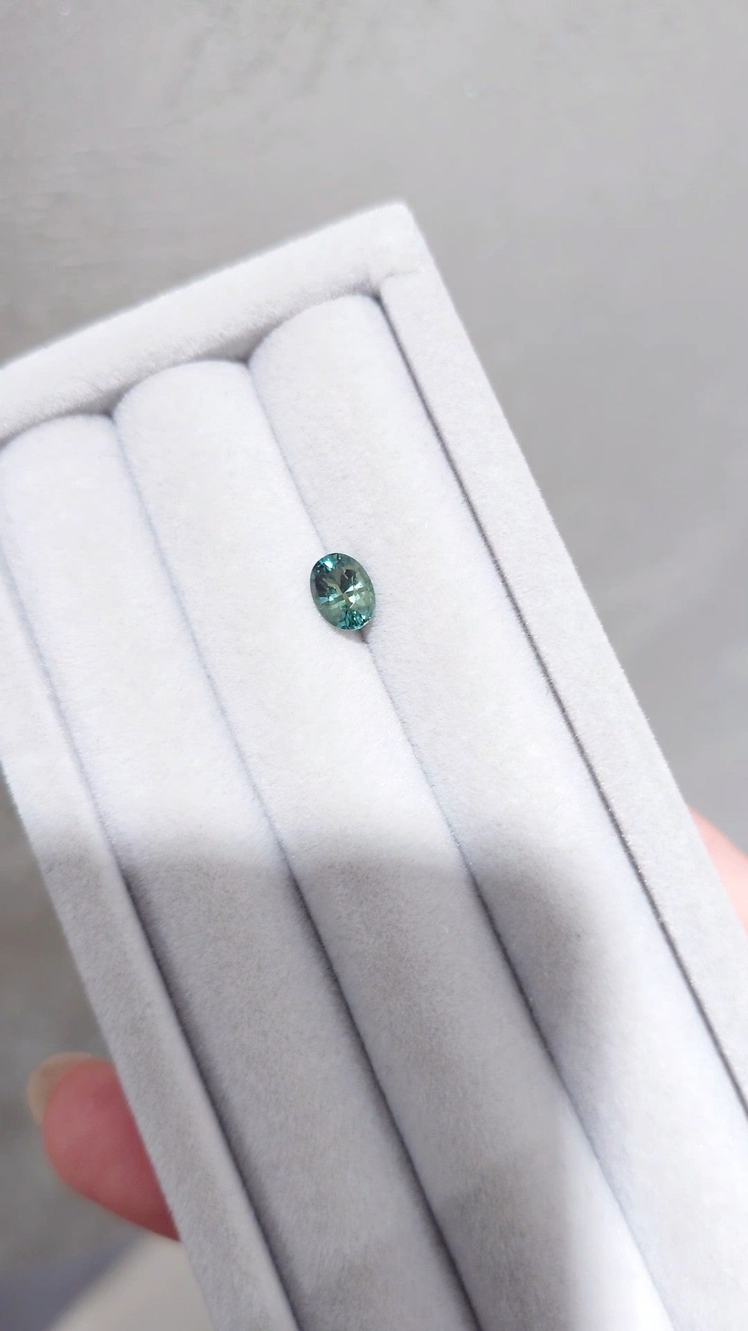 Loose Stone - Yellowish Green Oval Sapphire 1.05ct (With Certificate)