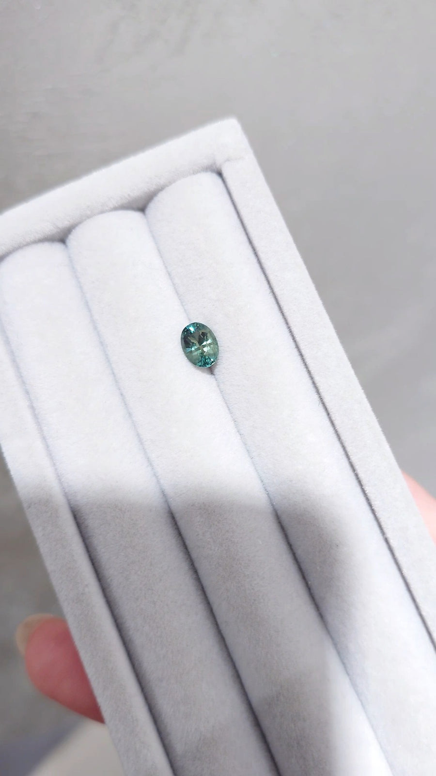 Loose Stone - Yellowish Green Oval Sapphire 1.05ct (With Certificate)