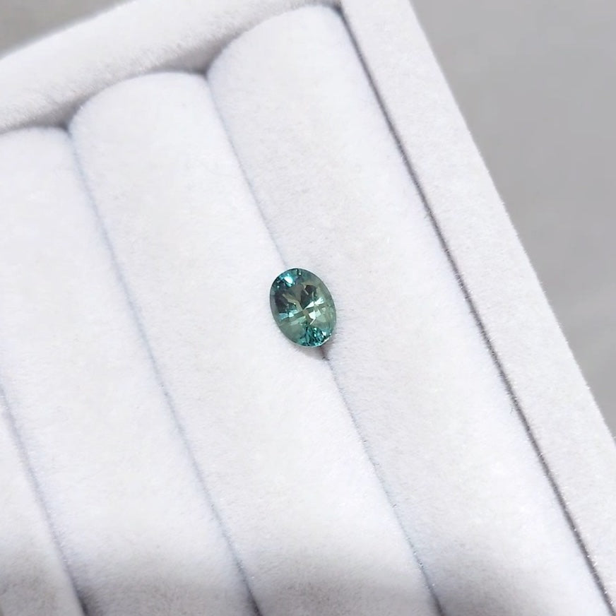 Loose Stone - Yellowish Green Oval Sapphire 1.05ct (With Certificate)