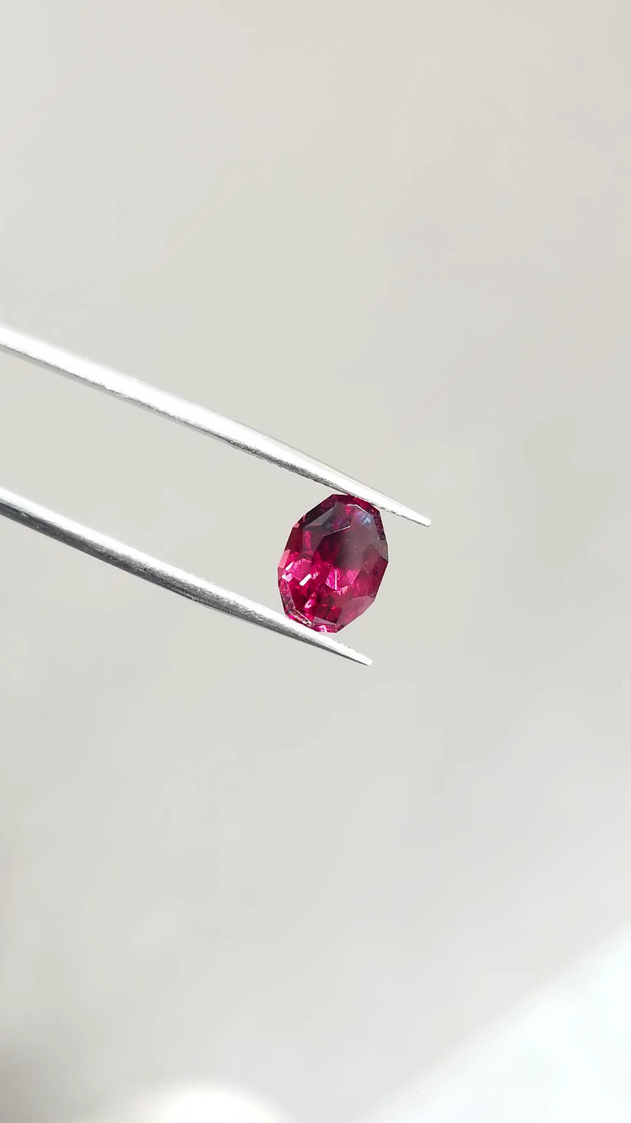 Loose Stone - Red Oval UK Cut Garnet 4.07ct (with Certificate)