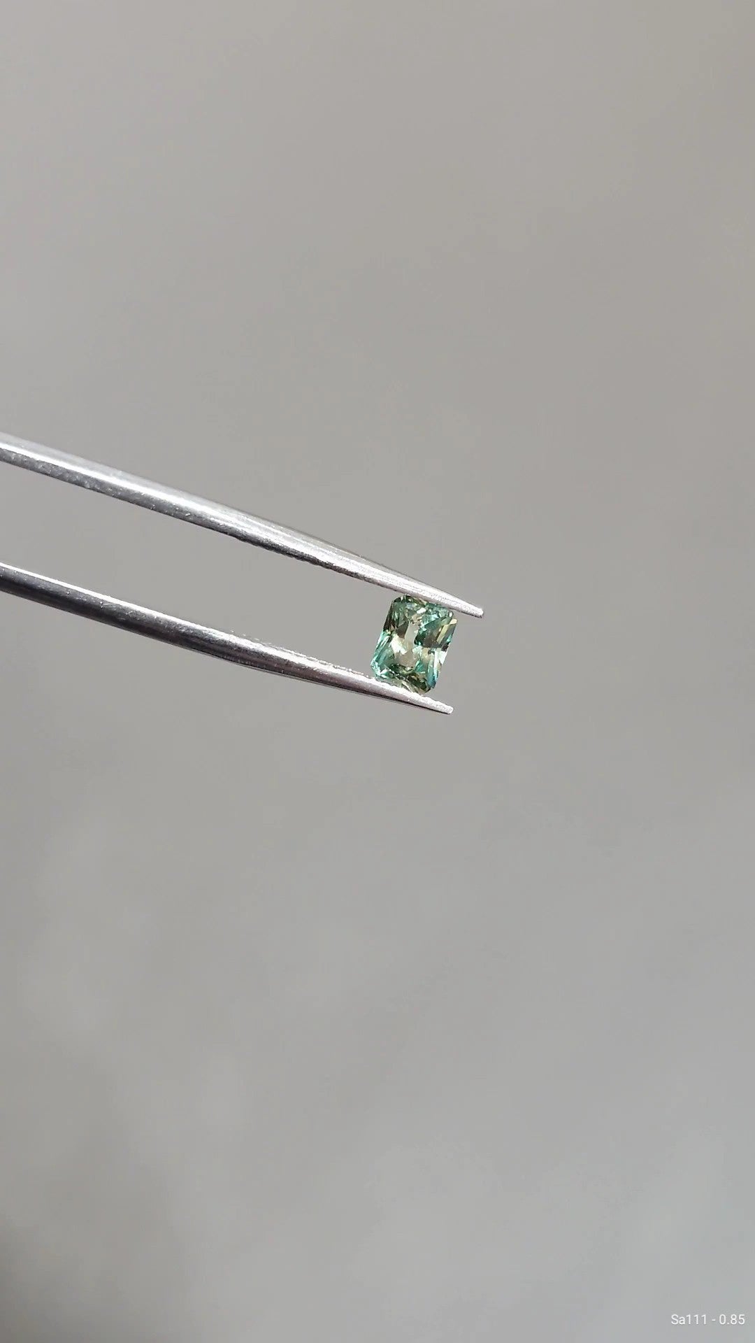 Loose Stone - Yellowish Green Radiant Sapphire 0.85ct (With Certificate)