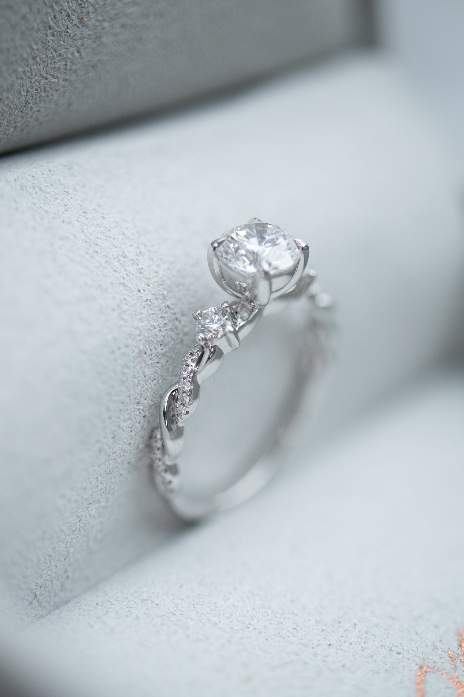 Brilliant Cut Round Diamond 0.80ct (With GIA Certificate) & diamonds 18K White Gold Ring