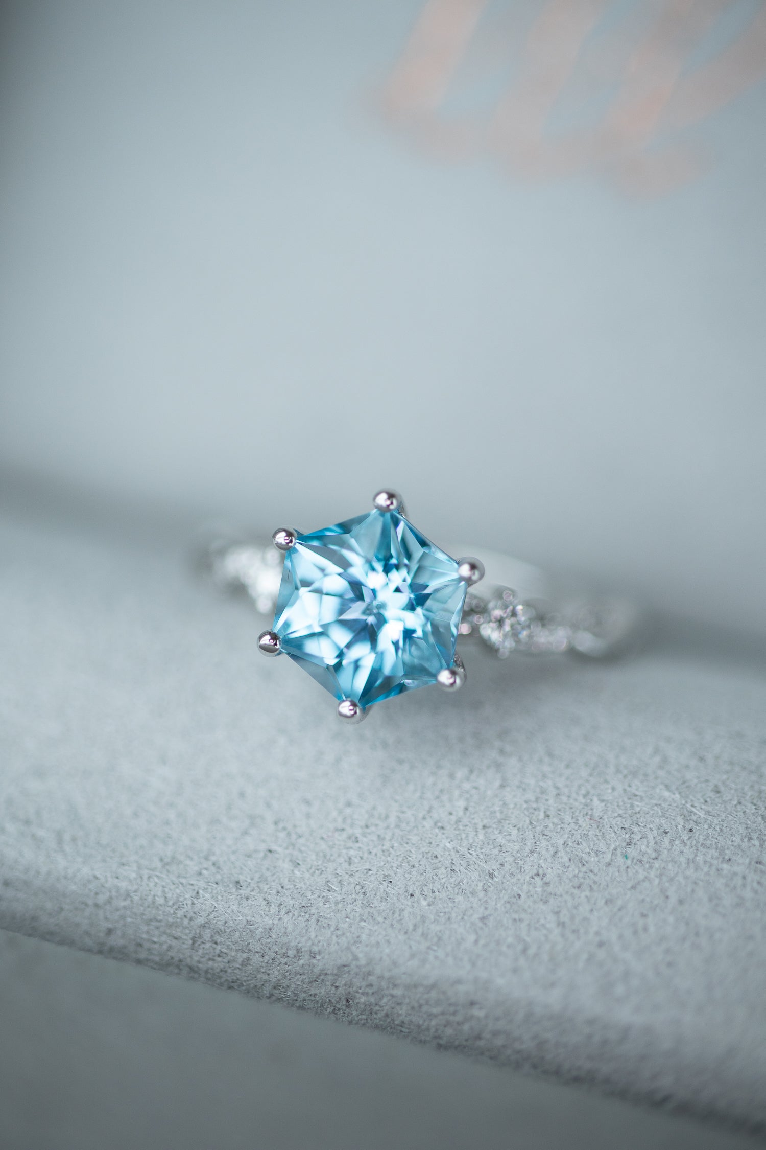 L'œil bleu pâle Topaz 2.40ct & diamonds 18K Gold Twisted Ring