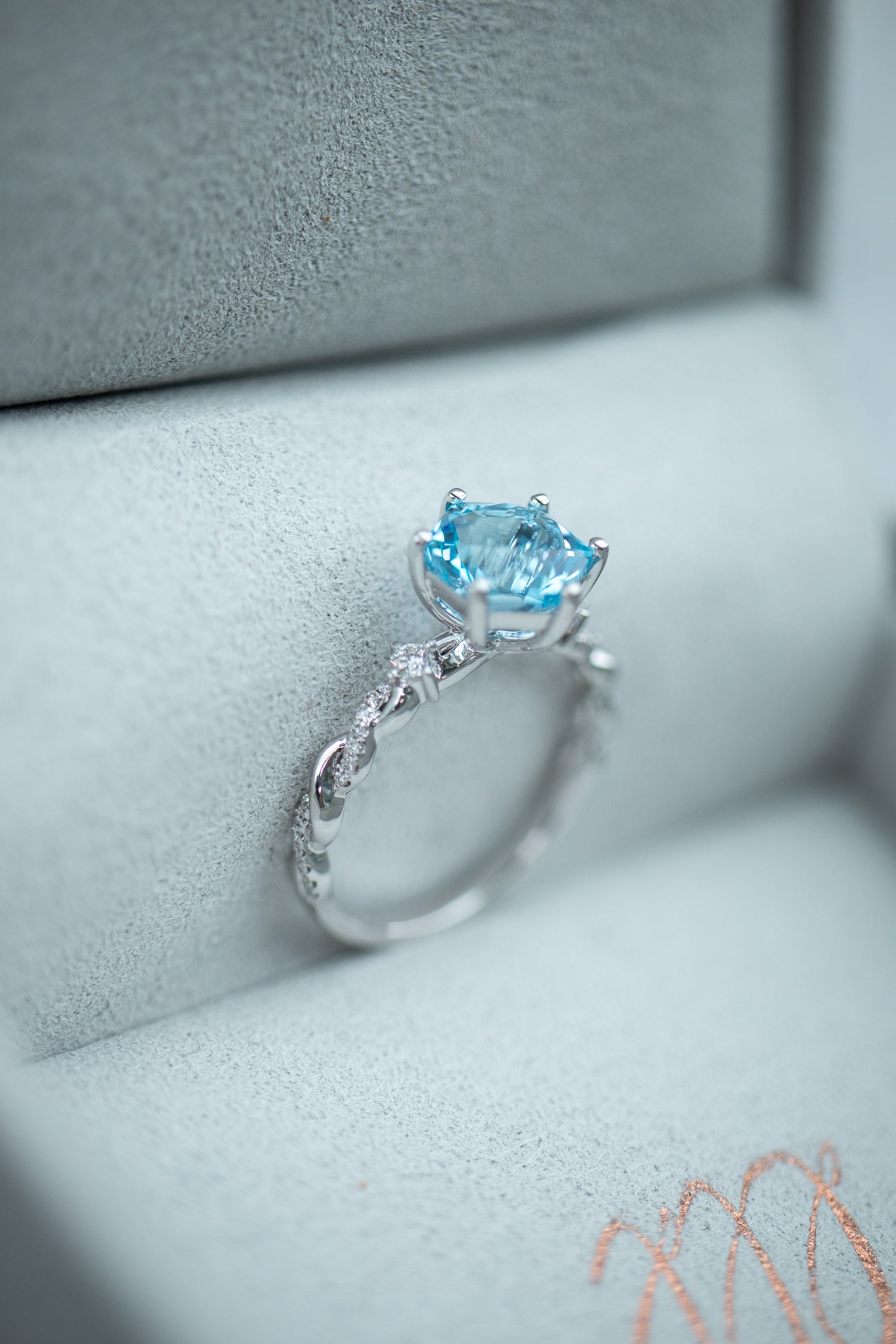 L'œil bleu pâle Topaz 2.40ct & diamonds 18K Gold Twisted Ring