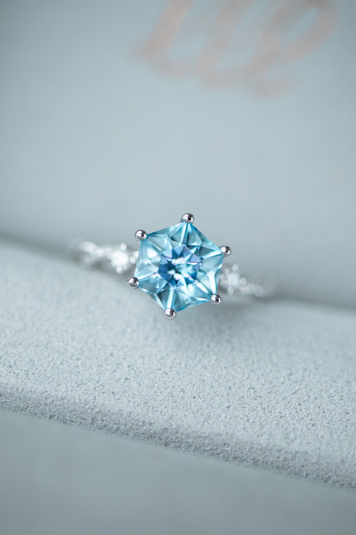 L'œil bleu pâle Topaz 2.40ct & diamonds 18K Gold Twisted Ring