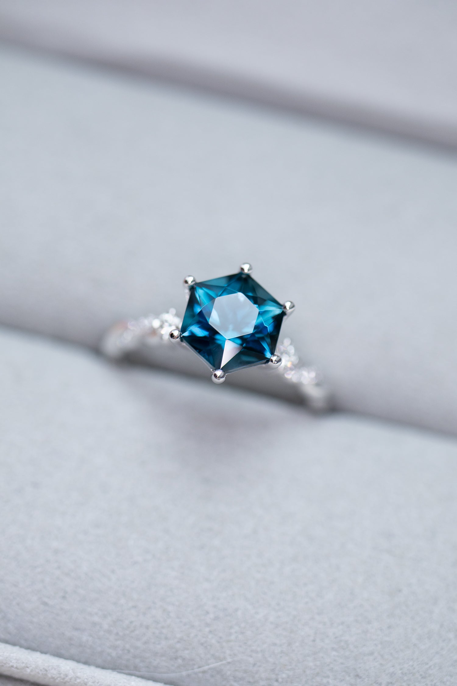 Cœur de l'océan Topaz 2.40ct & diamonds 18K Gold Twisted Ring