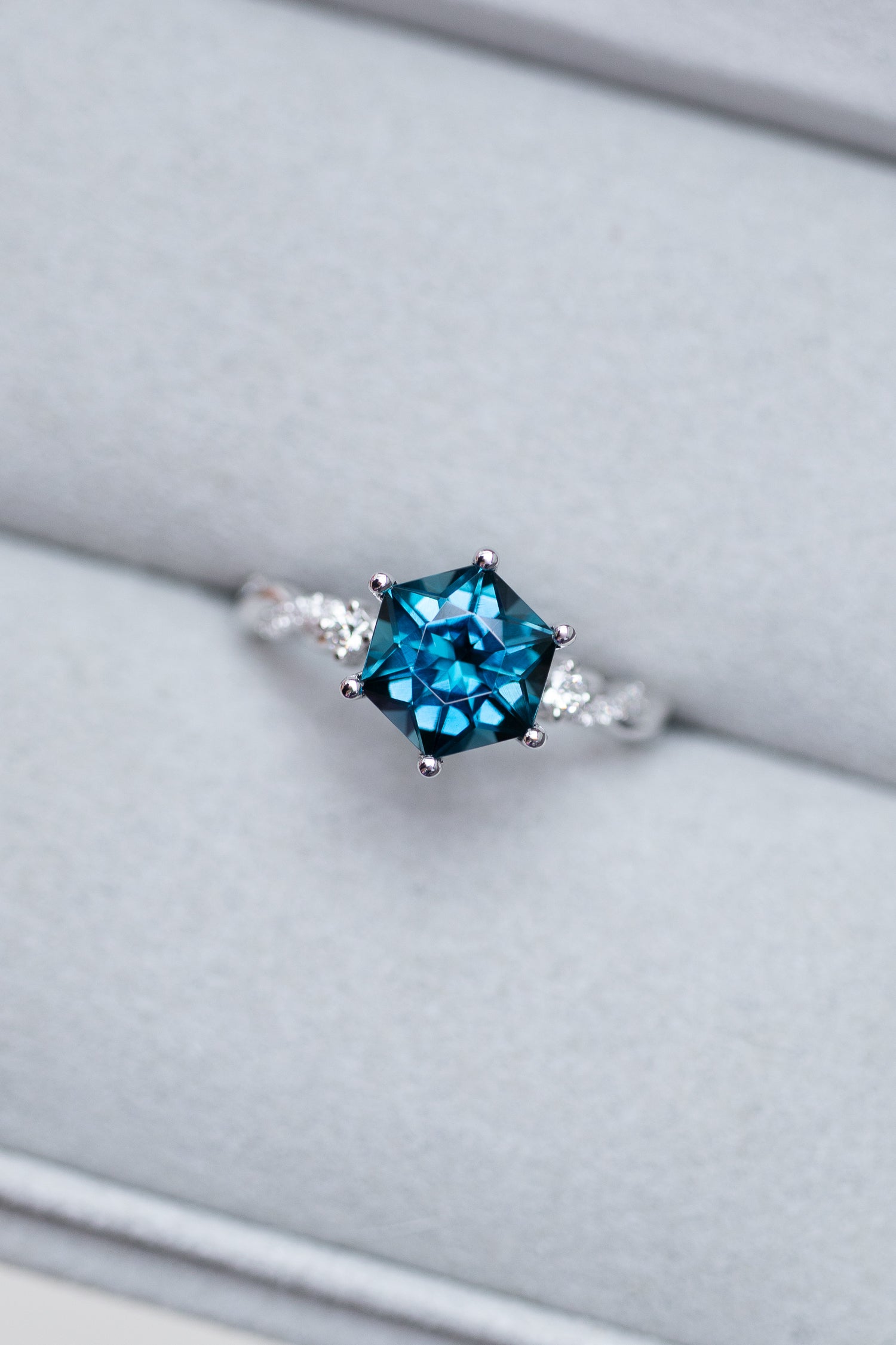 Cœur de l'océan Topaz 2.40ct & diamonds 18K Gold Twisted Ring