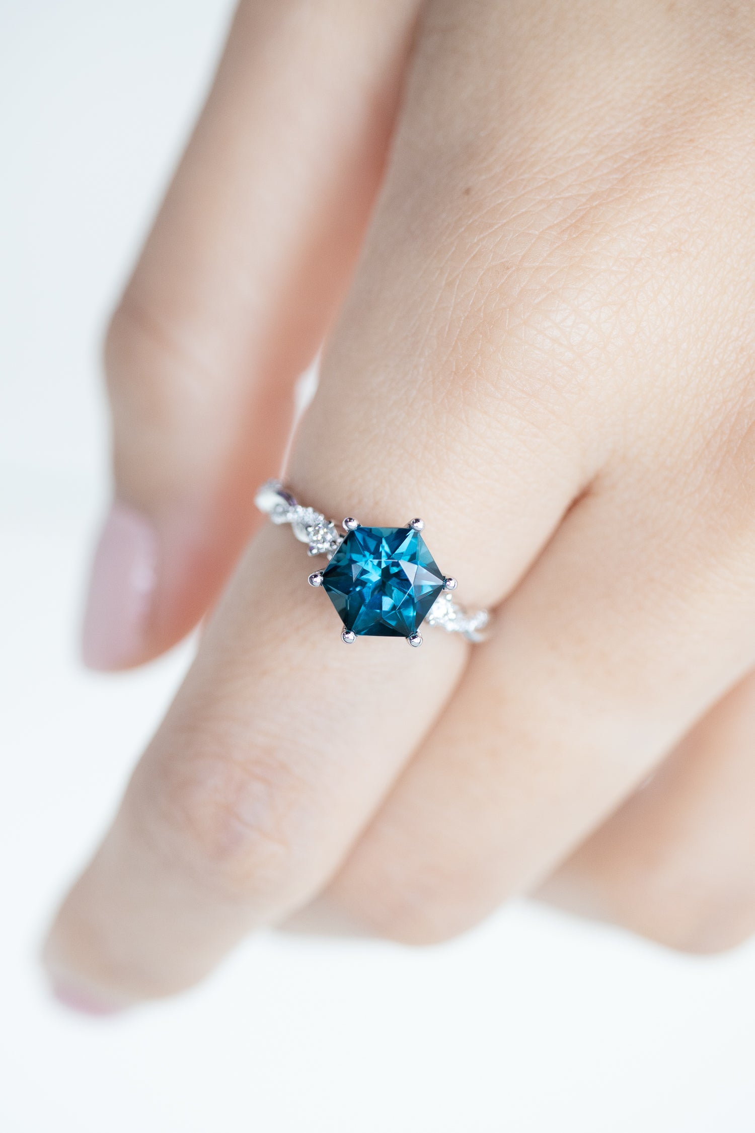 Cœur de l'océan Topaz 2.40ct & diamonds 18K Gold Twisted Ring