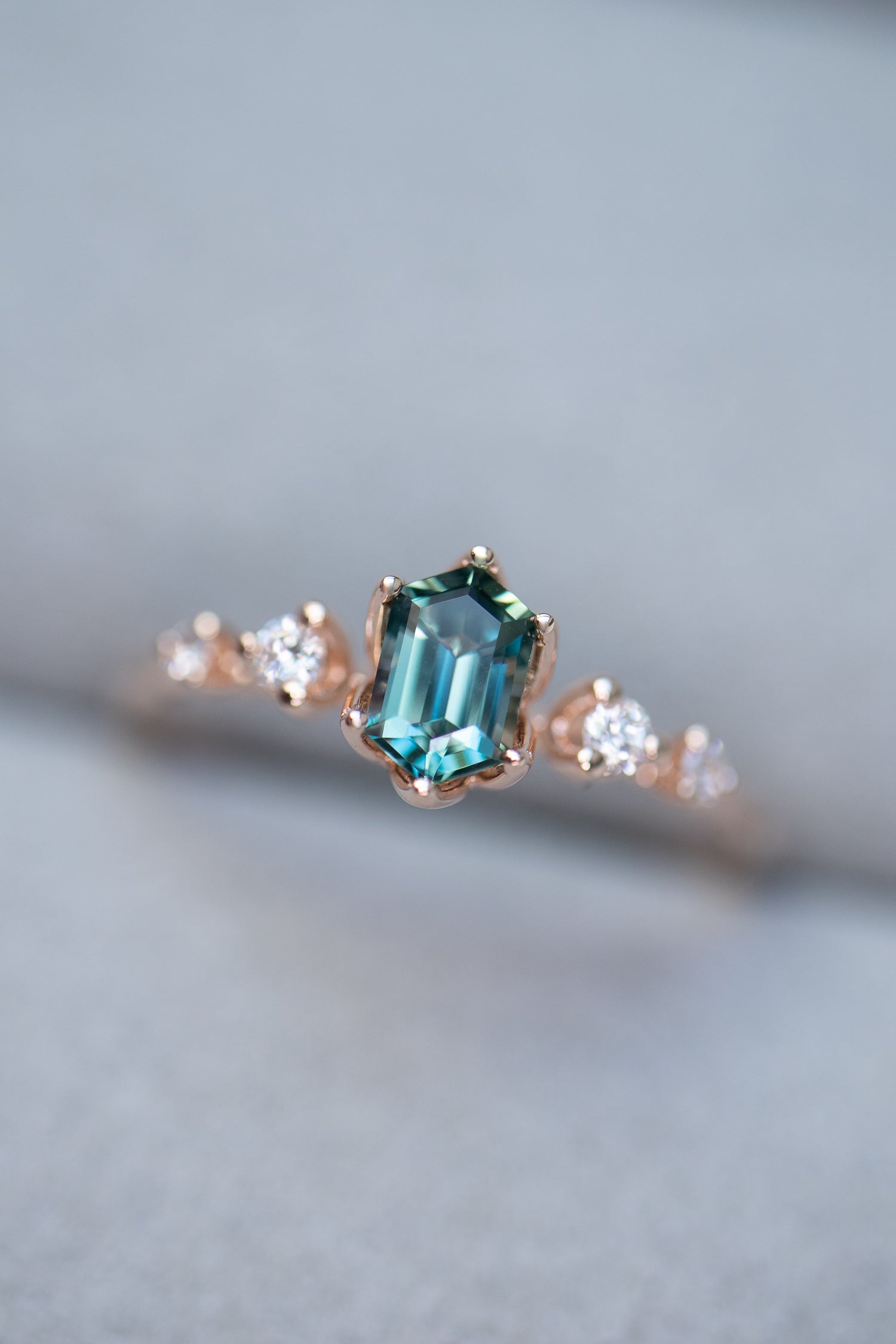 Aurores boréales Hexagon Sapphire 0.38ct & diamonds 14/18K Gold Ring