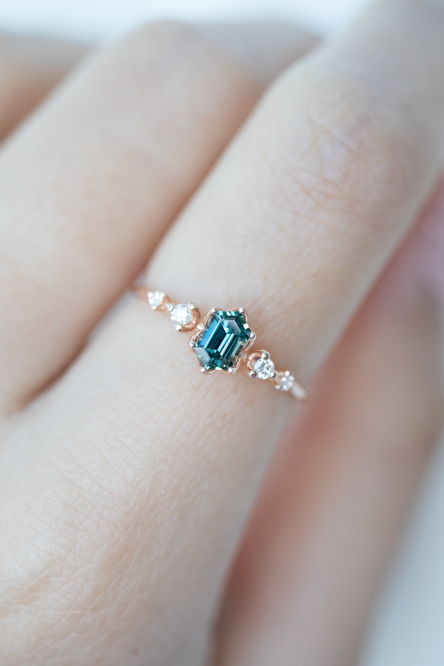 Aurores boréales Hexagon Sapphire 0.38ct & diamonds 14/18K Gold Ring