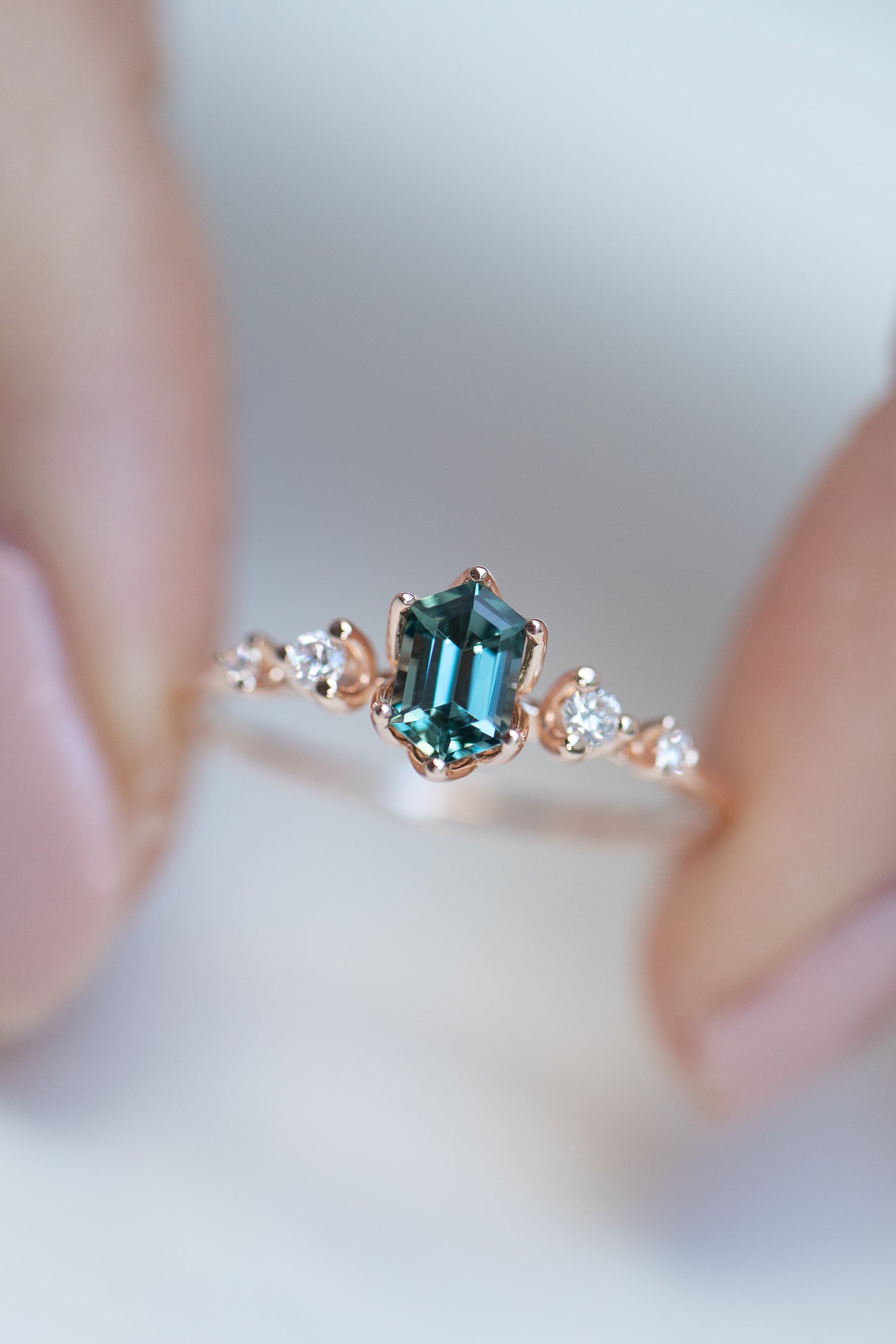Aurores boréales Hexagon Sapphire 0.38ct & diamonds 14/18K Gold Ring