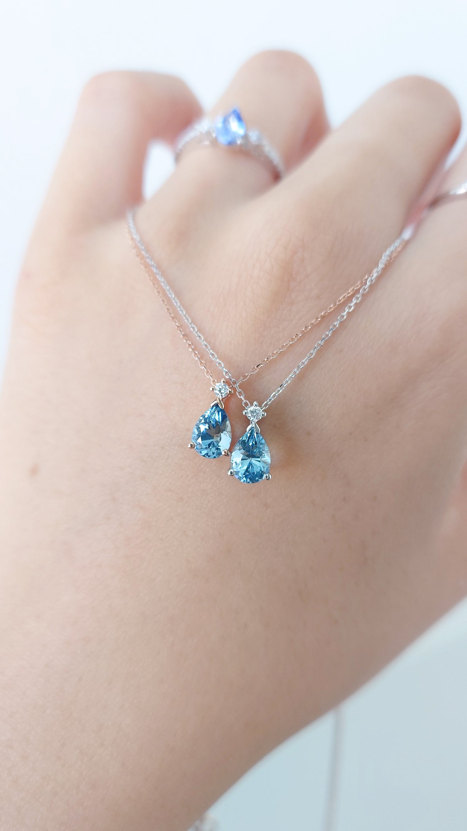 Océan Swiss Blue Topaz 1.05ct & diamond 14/ 18K Gold Necklace