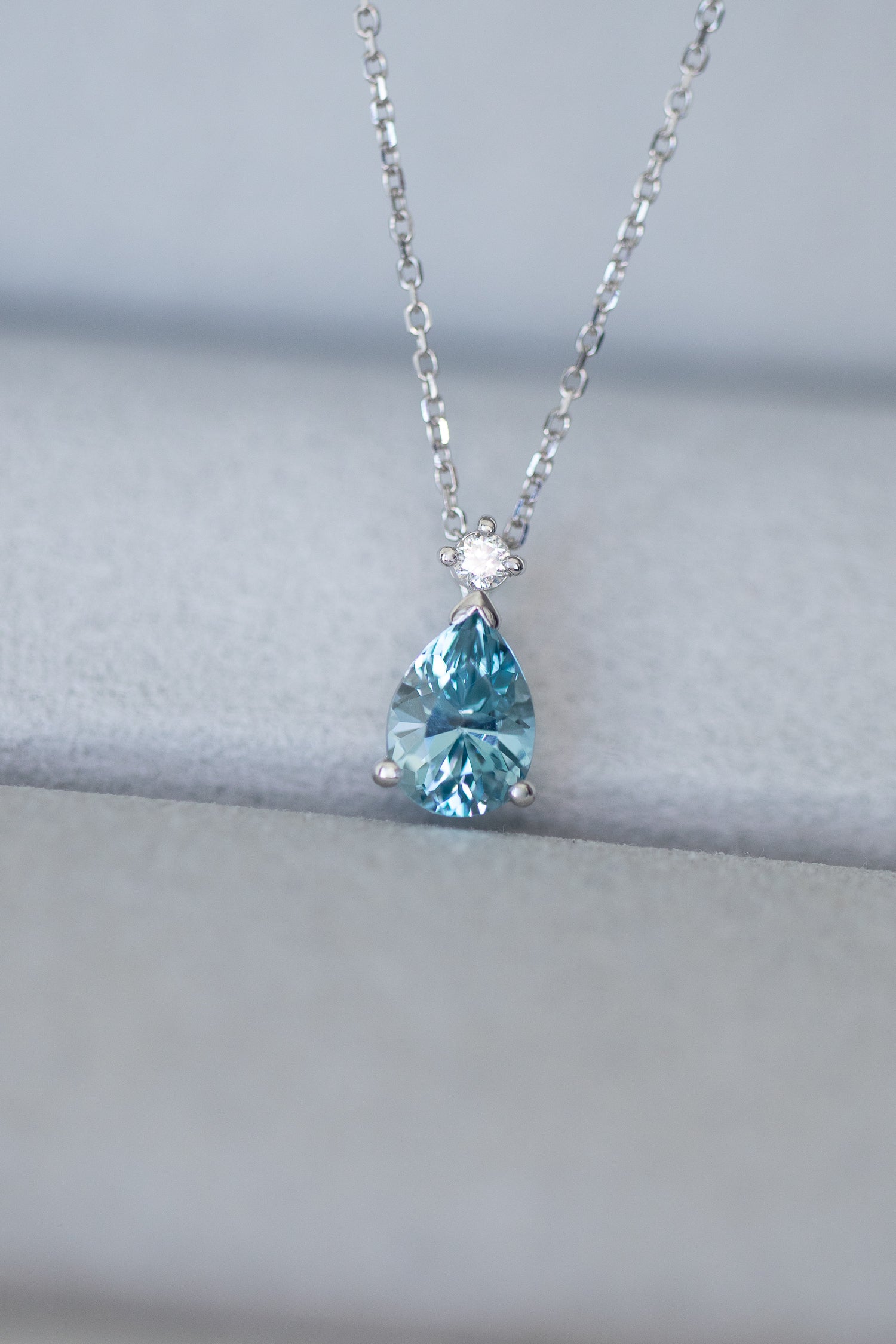 Océan Swiss Blue Topaz 1.05ct & diamond 14/ 18K Gold Necklace