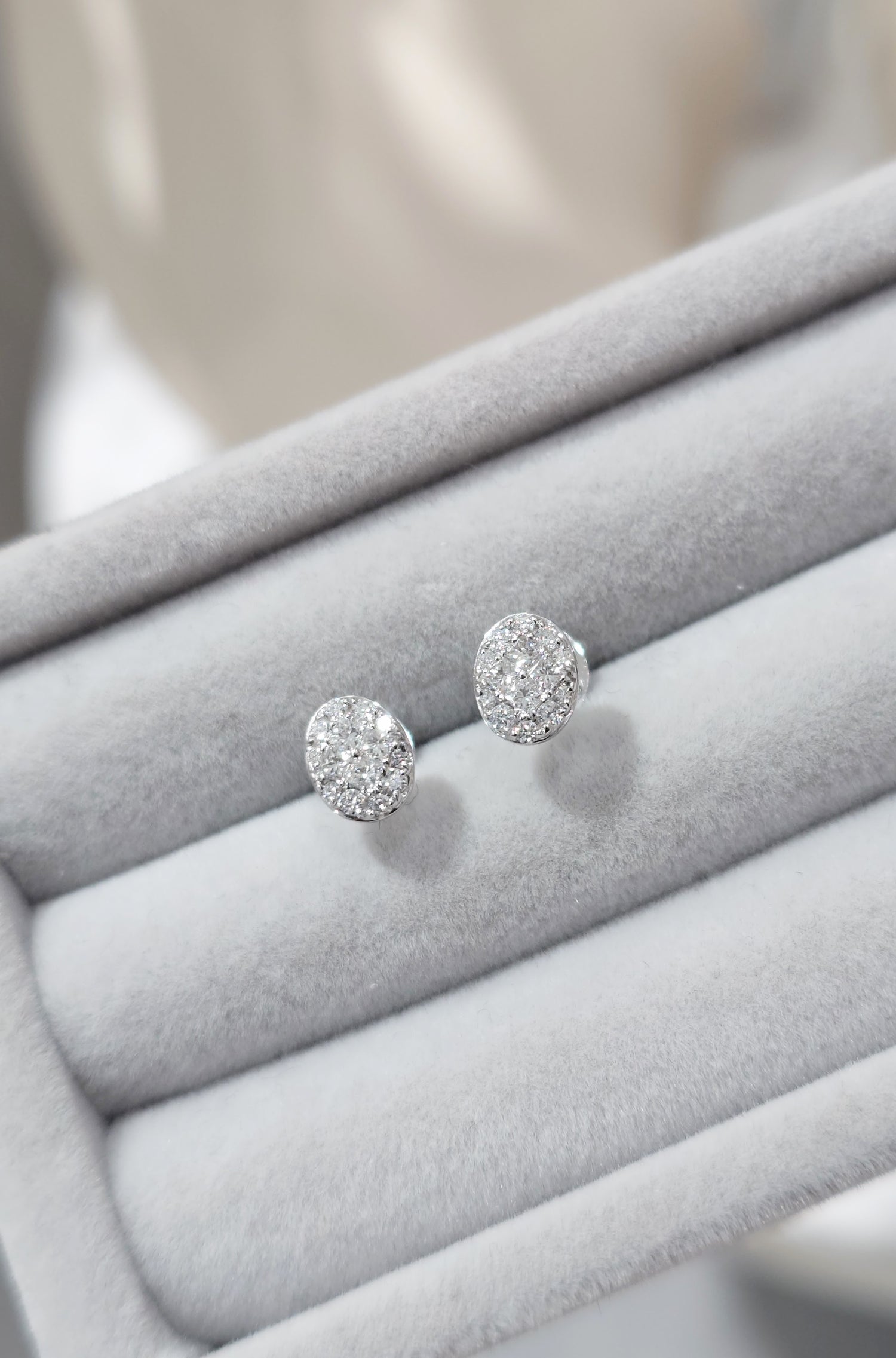 Oval-Shaped Diamond 0.18+0.18ct 18K White Gold Stud Earrings