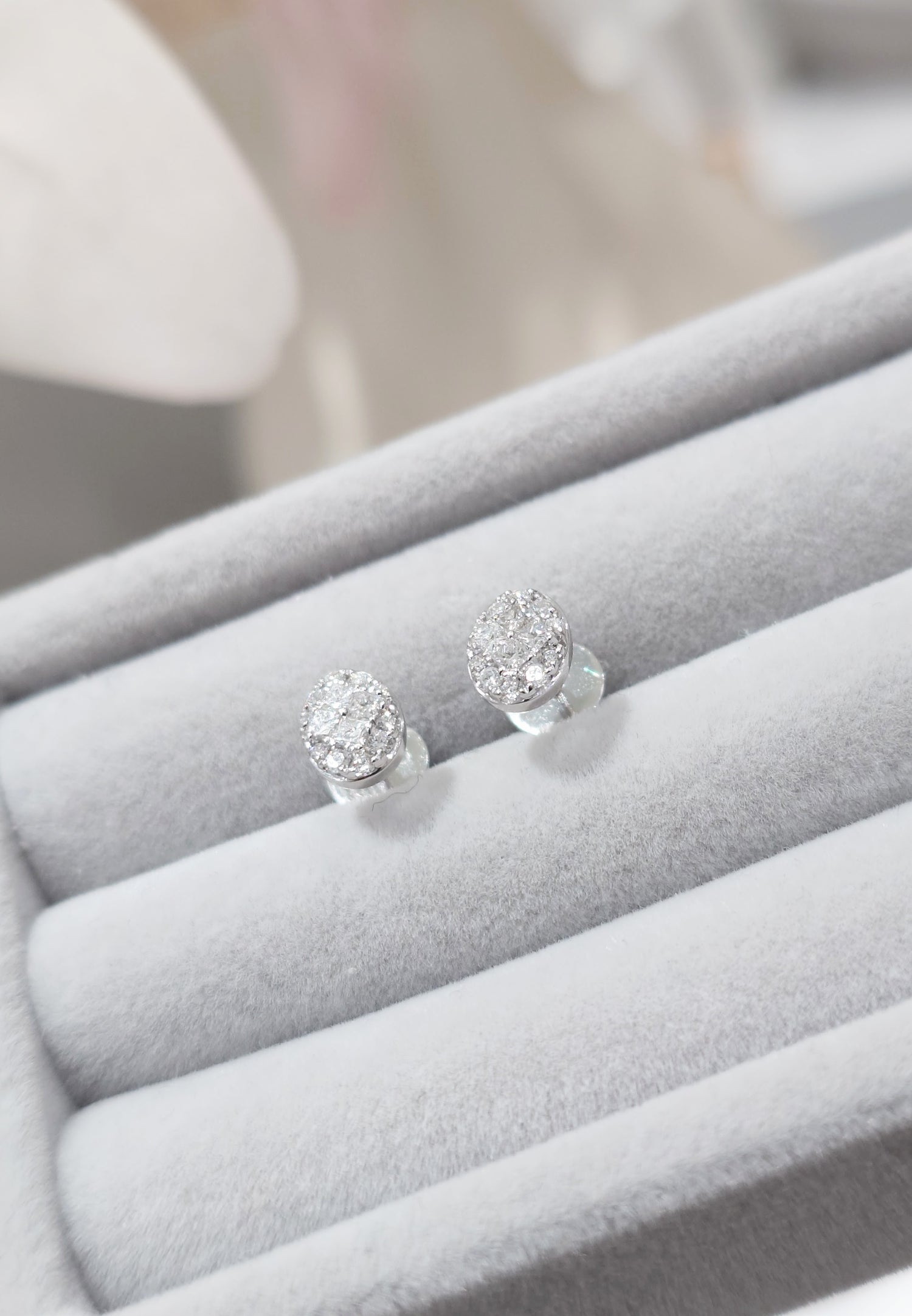 Oval-Shaped Diamond 0.18+0.18ct 18K White Gold Stud Earrings