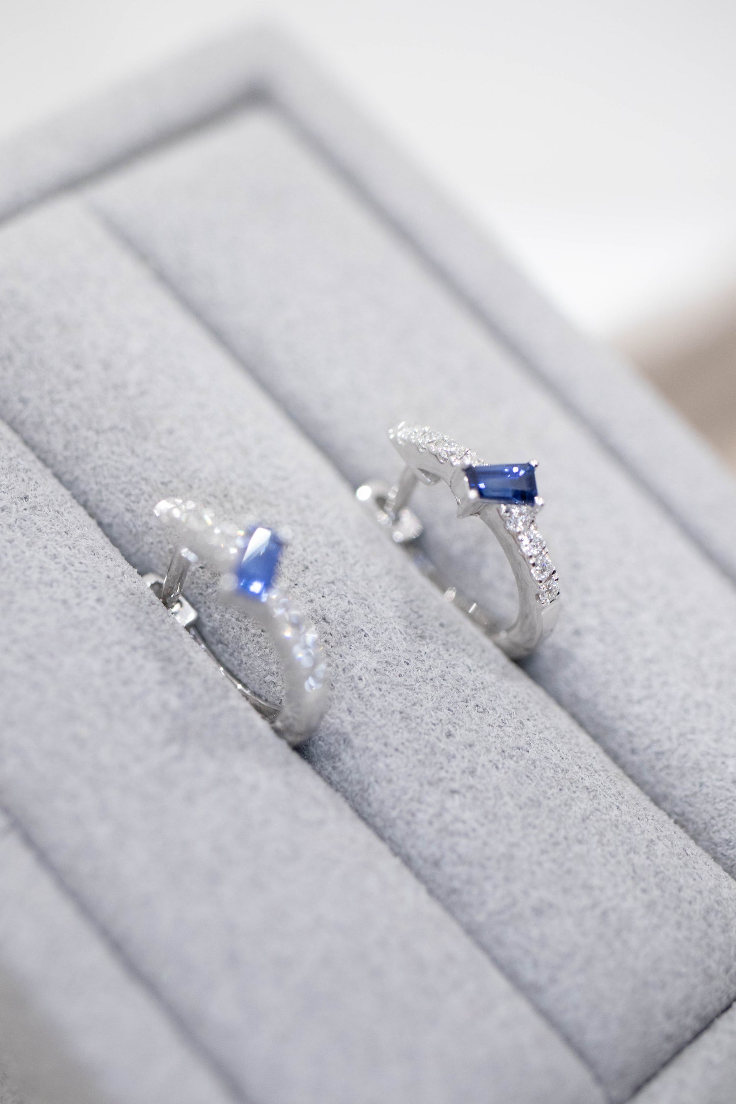 Ciel étoilé Sapphire 0.10+0.10ct 18K White Gold Hoop Earrings