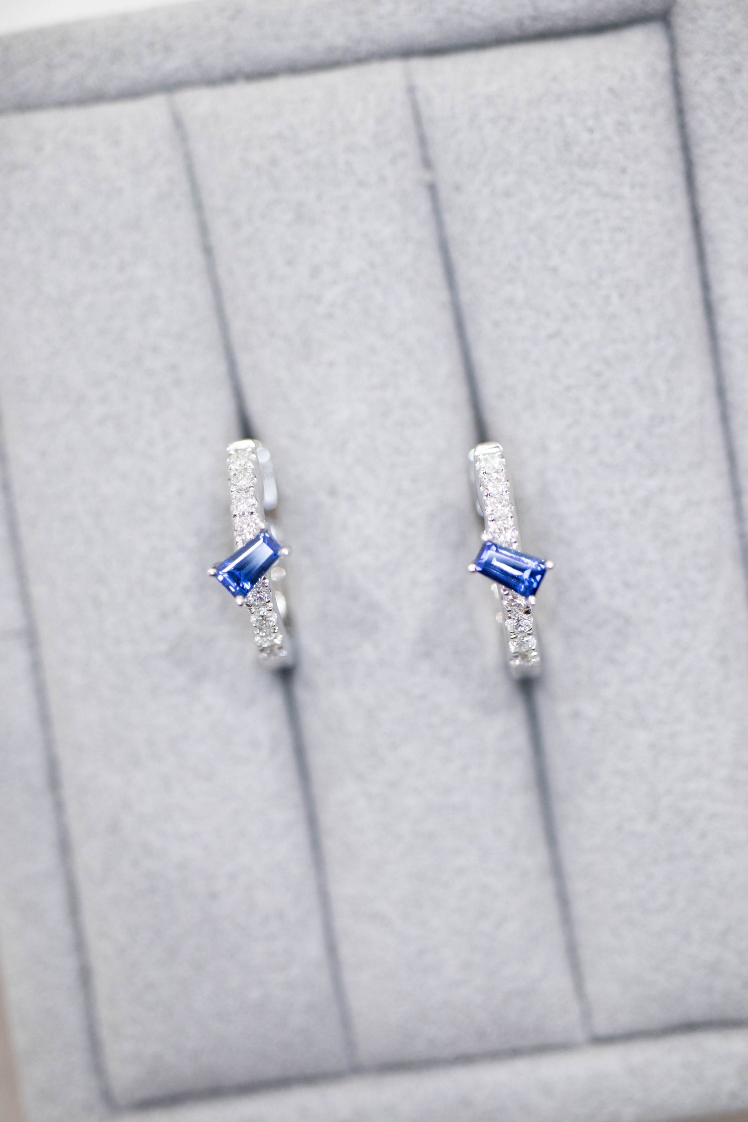 Ciel étoilé Sapphire 0.10+0.10ct 18K White Gold Hoop Earrings