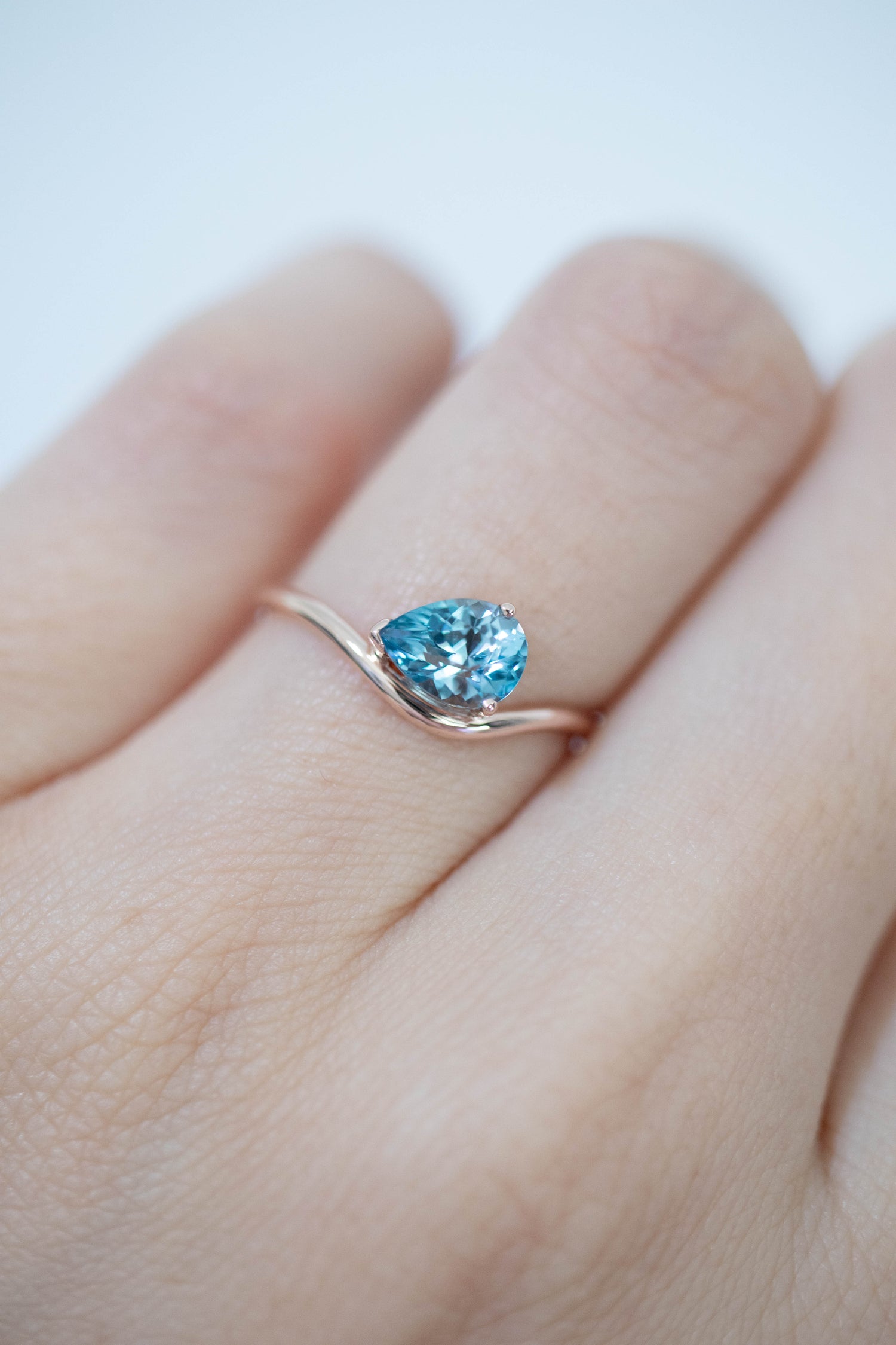 PREORDER - Petit voilier Swiss Blue Topaz ~0.85-0.95ct 14K/ 18K Gold Ring