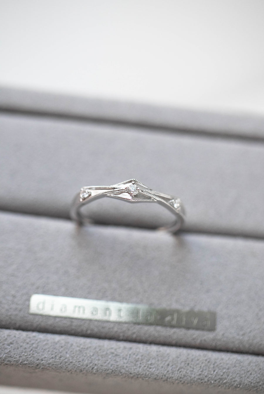 Trilogy Round diamond 18K Gold Ring