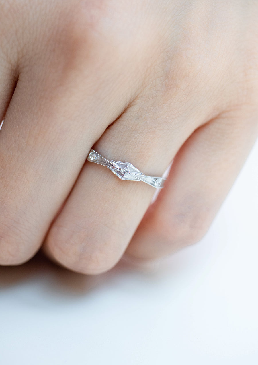 Trilogy Round diamond 18K Gold Ring