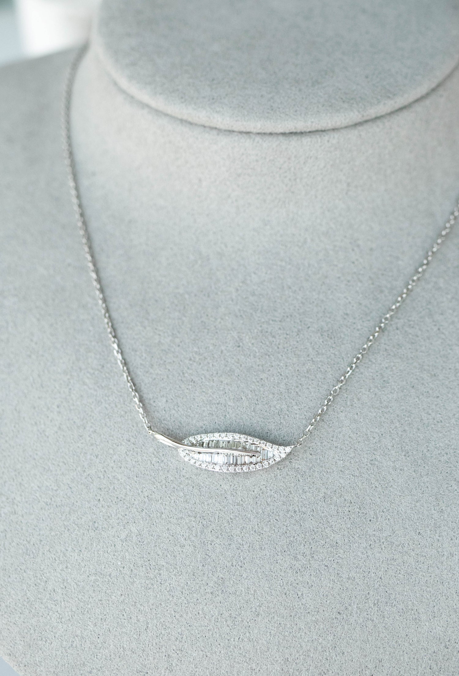Cove Top Quality Diamond 18K White Gold Necklace