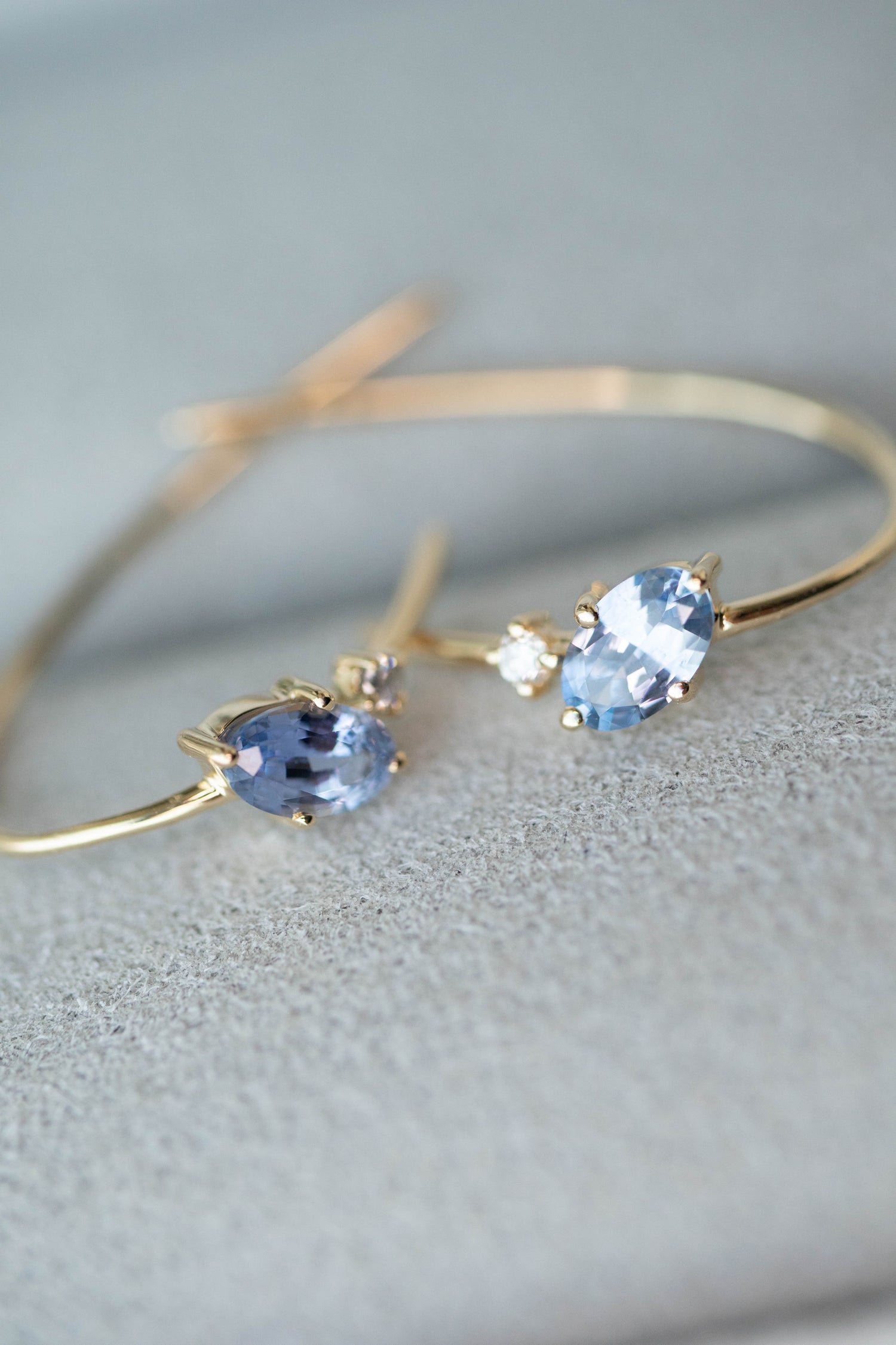 Total 0.52ct Pétales de rose Sapphire & diamonds 18K Yellow Gold Hoop Earrings