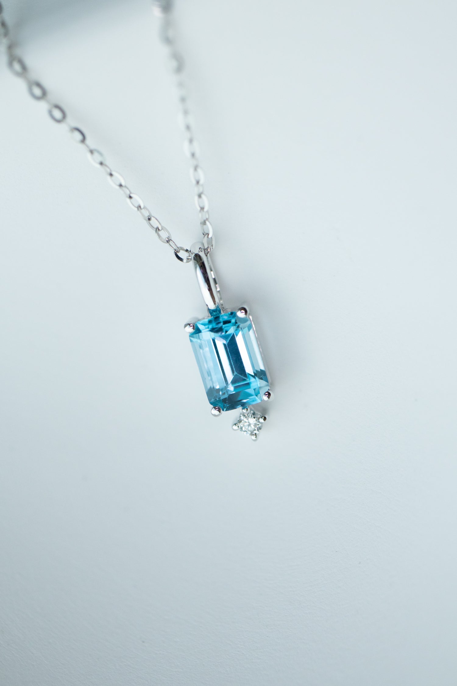 Émeraude Swiss Blue Topaz 0.70ct & diamond 18K Gold Necklace