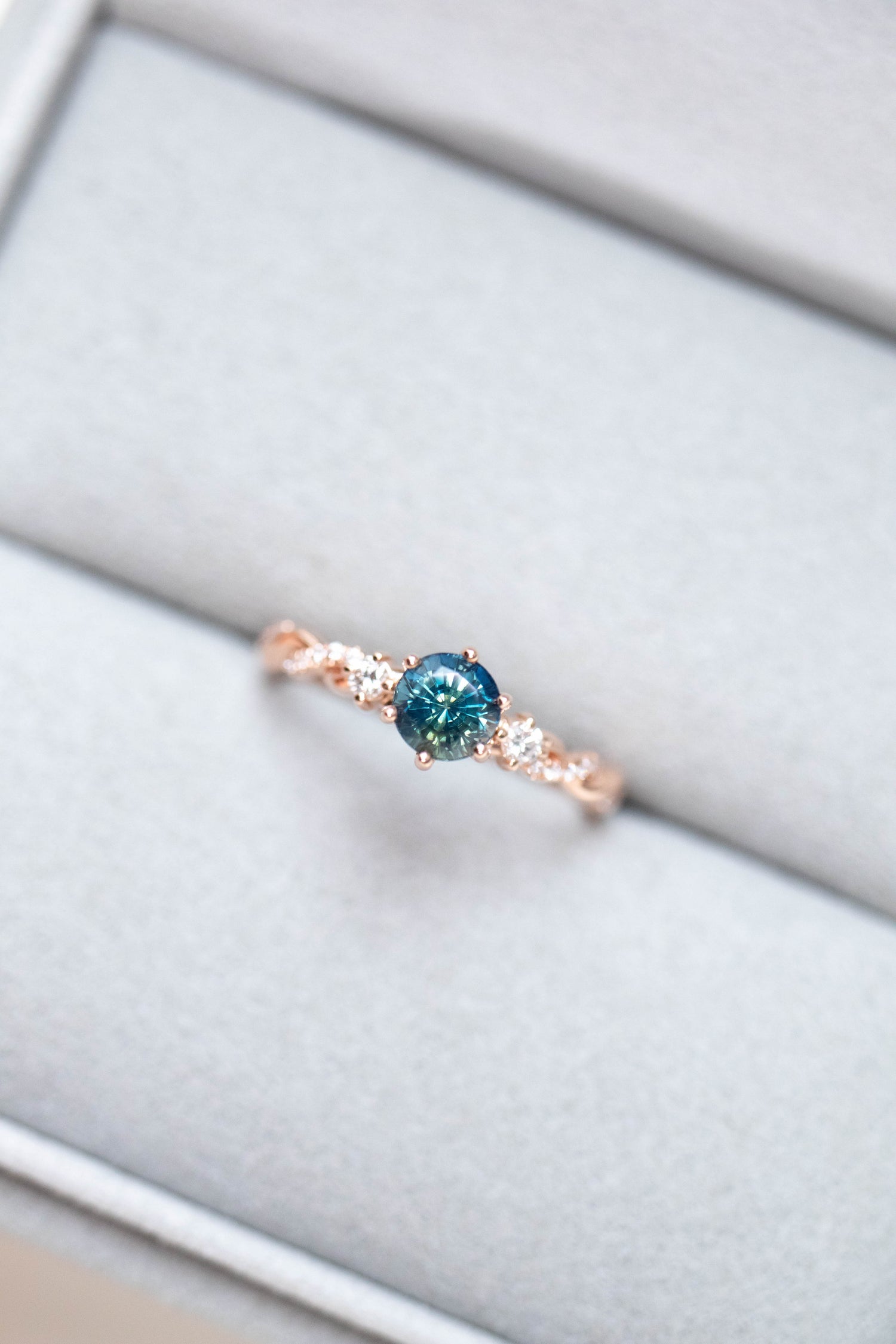 Ciel de Palerme Teal Sapphire 0.95ct (with Certificate) & diamonds 18K Rose Gold Engagement Ring