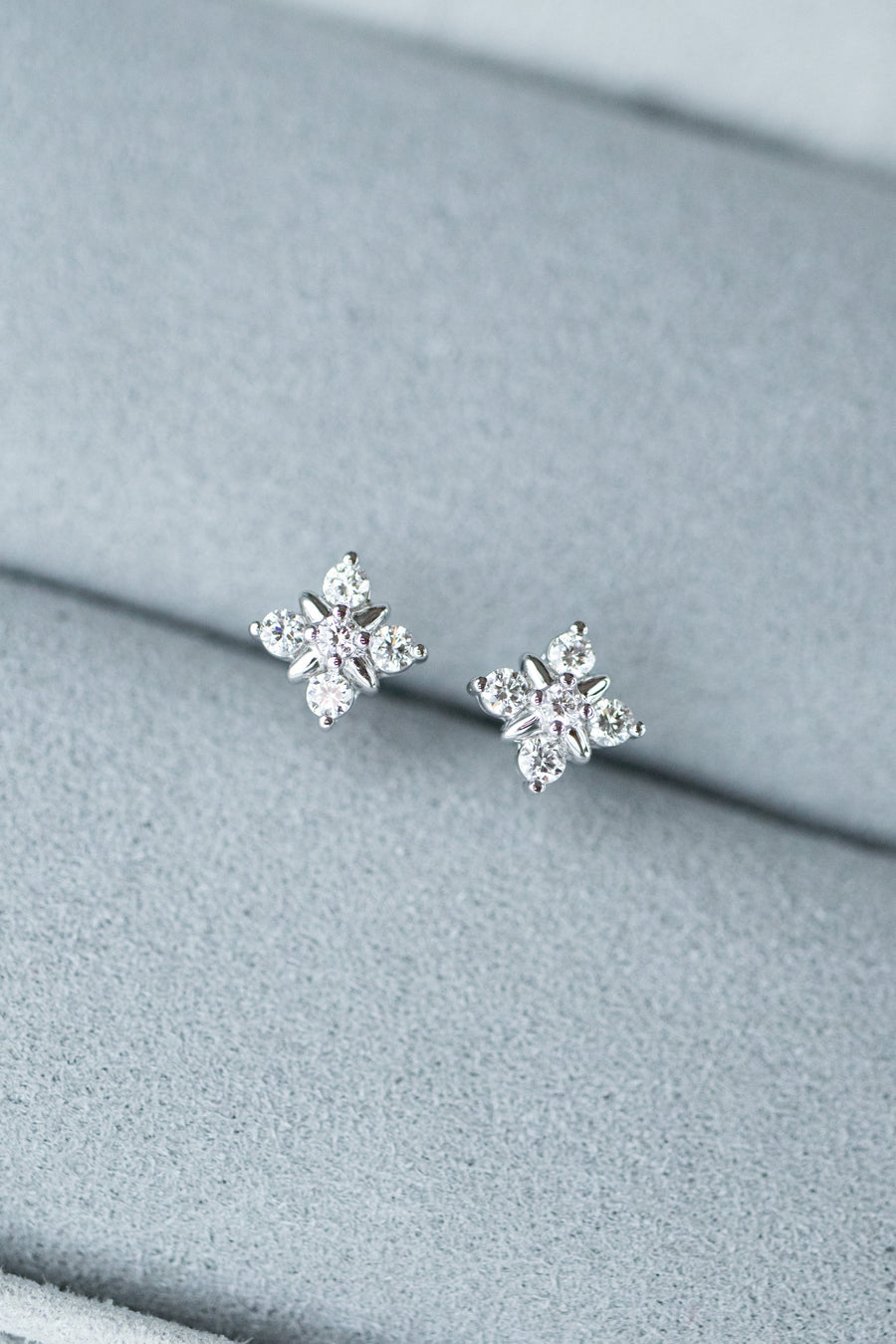 XOXO Top Quality total 0.24ct Diamonds 18K Gold Stud Earrings
