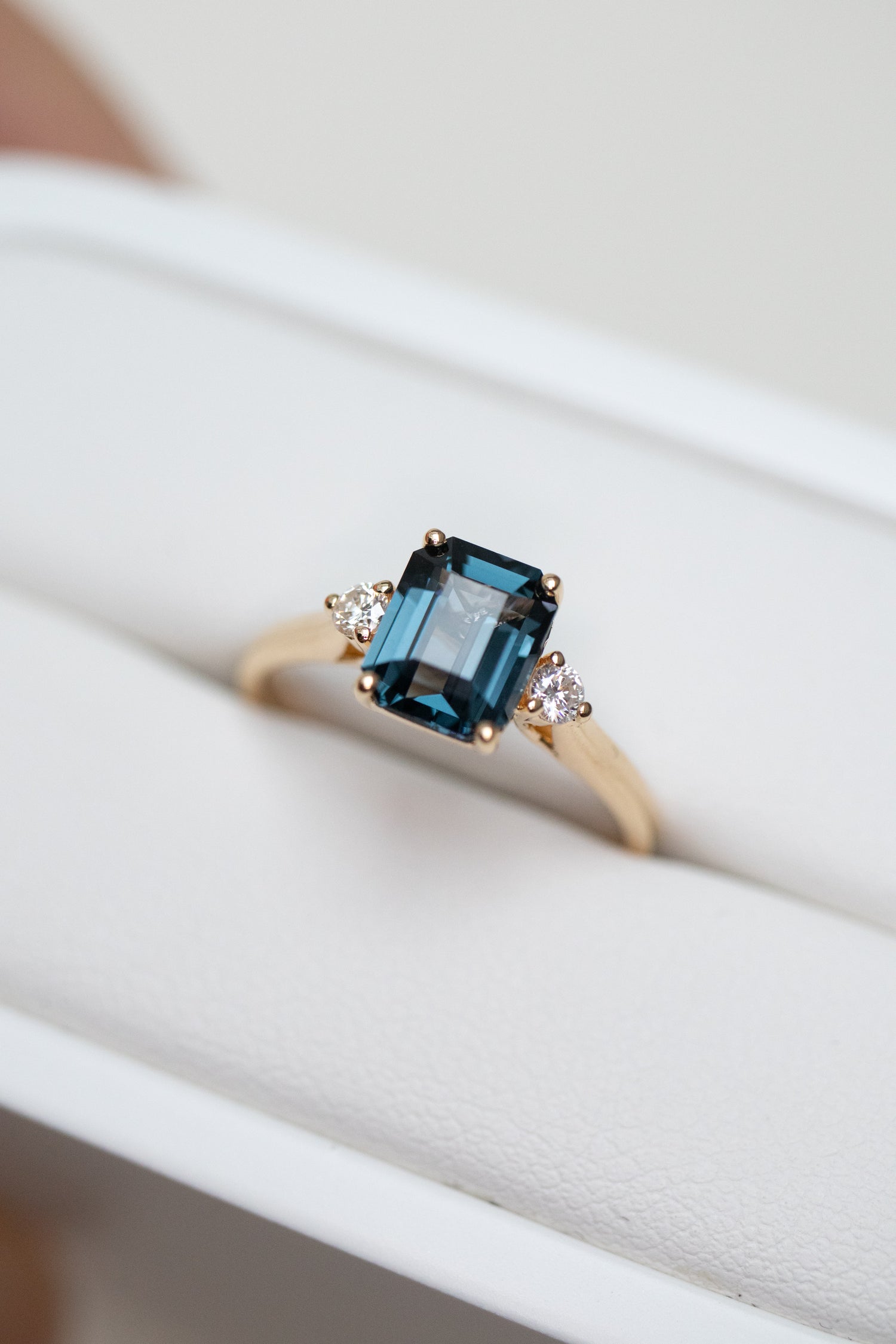 1.37ct Ciel nocturne Spinel (with Certificate) & diamond 18K Yellow Gold Ring