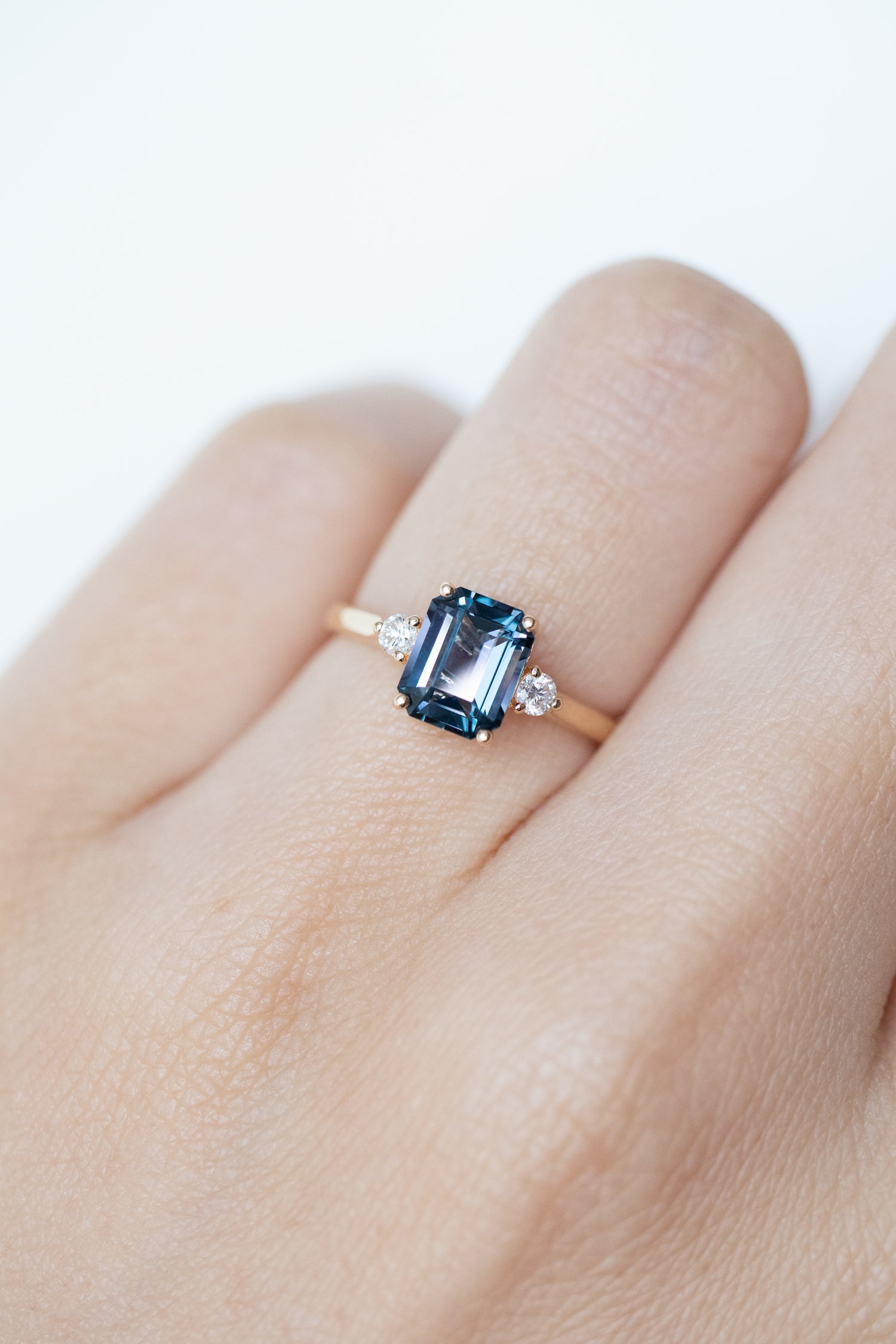 1.37ct Ciel nocturne Spinel (with Certificate) & diamond 18K Yellow Gold Ring