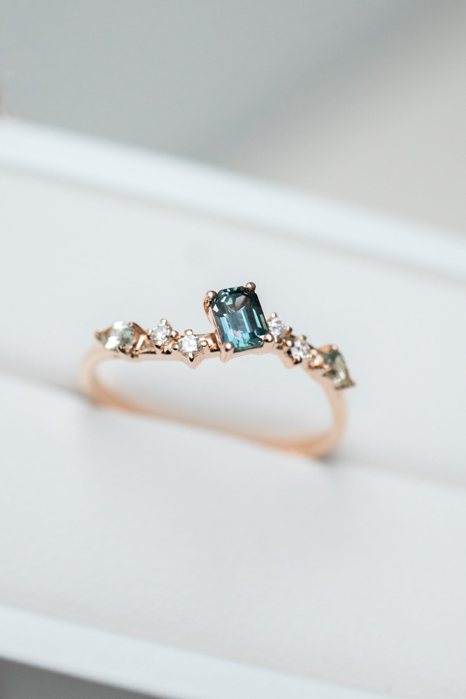 PREORDER - Sarcelle prête Sapphire ~0.25-0.28ct & diamonds 18K Gold Wave Ring