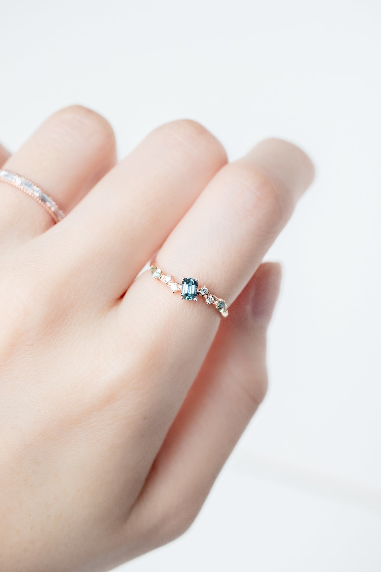 PREORDER - Sarcelle prête Sapphire ~0.25-0.28ct & diamonds 18K Gold Wave Ring