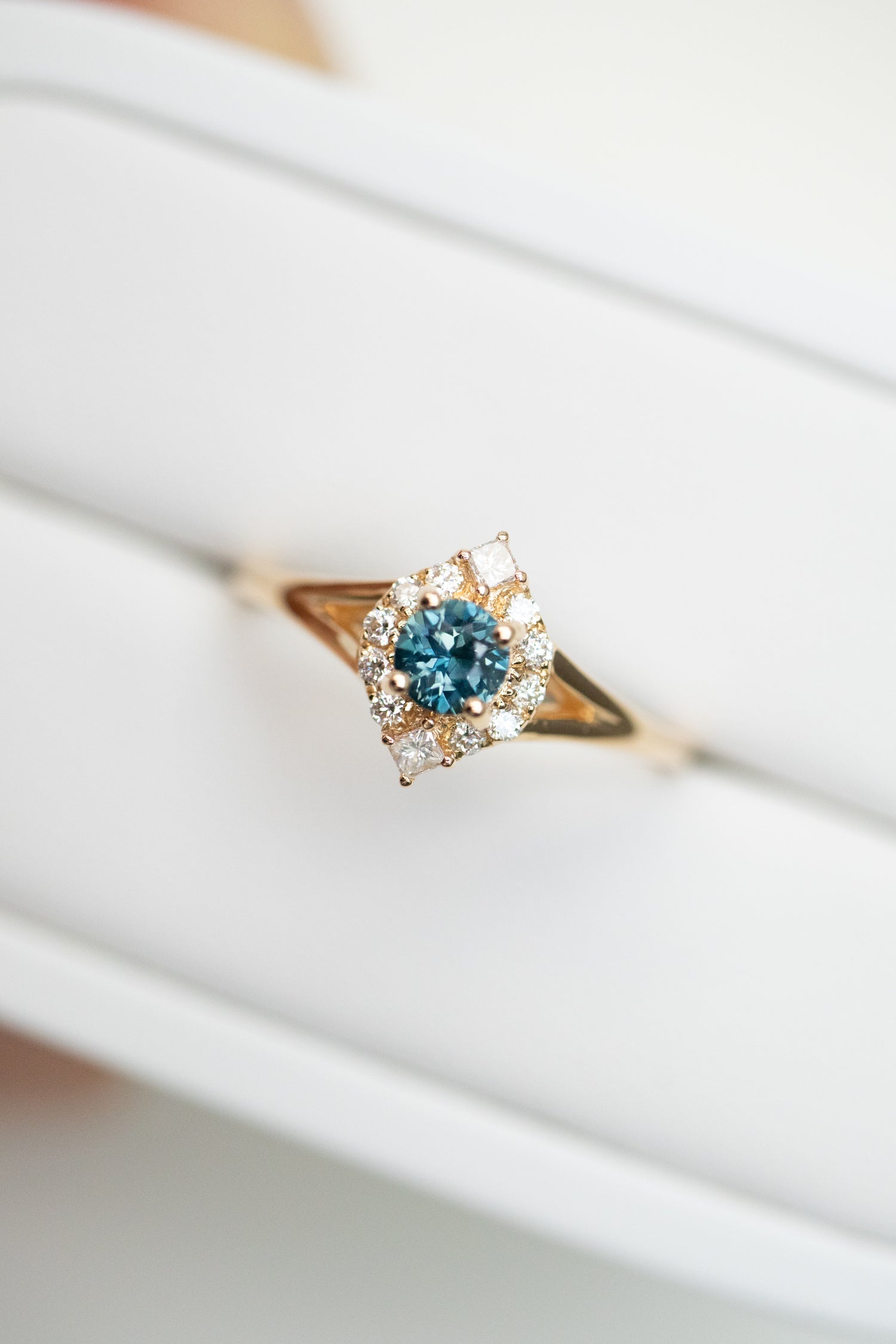 PREORDER - ~0.23-0.28ct Round Teal Sapphire & eye-shaped Halo diamonds 18K Gold Ring