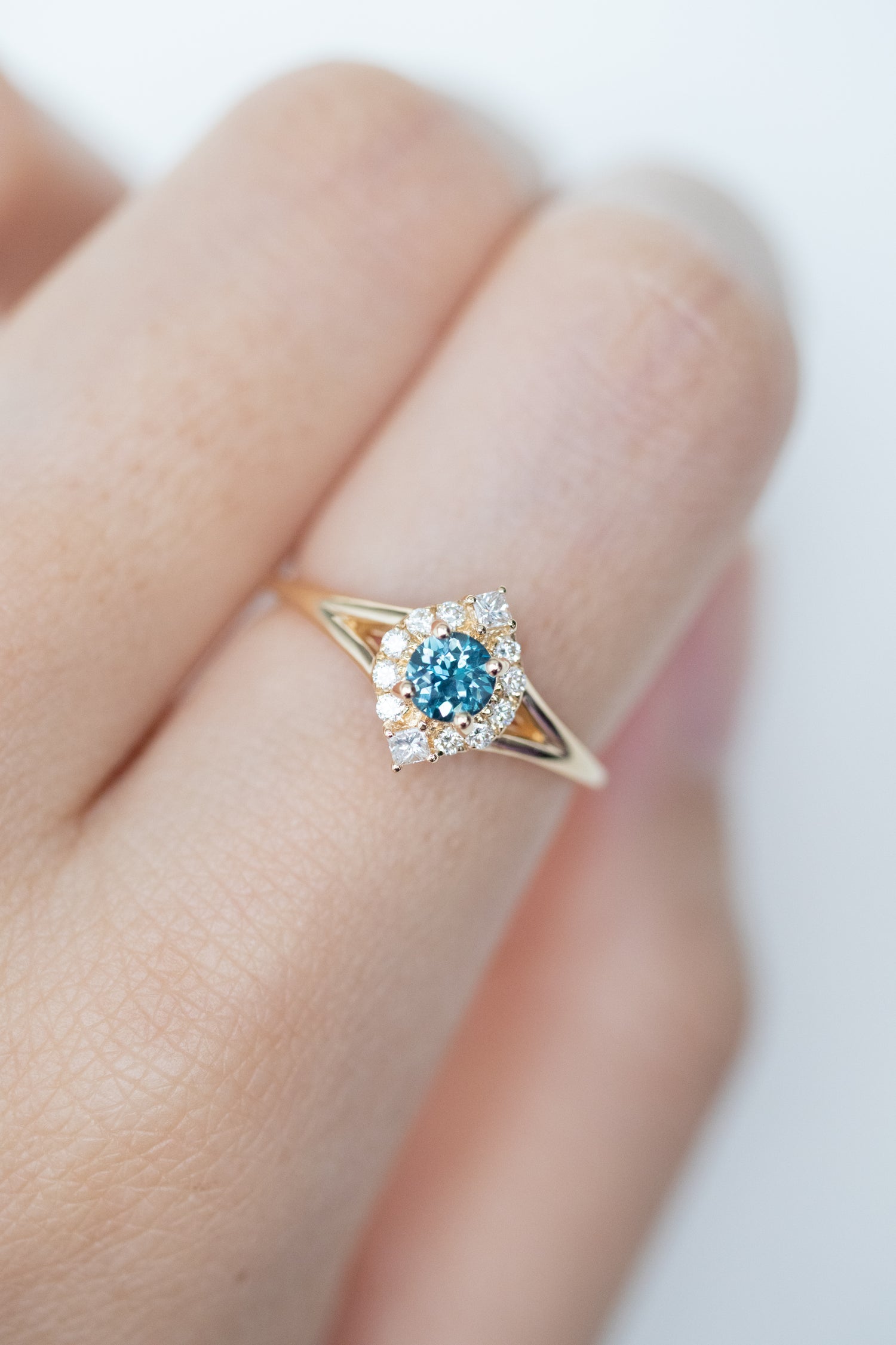 PREORDER - ~0.23-0.28ct Round Teal Sapphire & eye-shaped Halo diamonds 18K Gold Ring