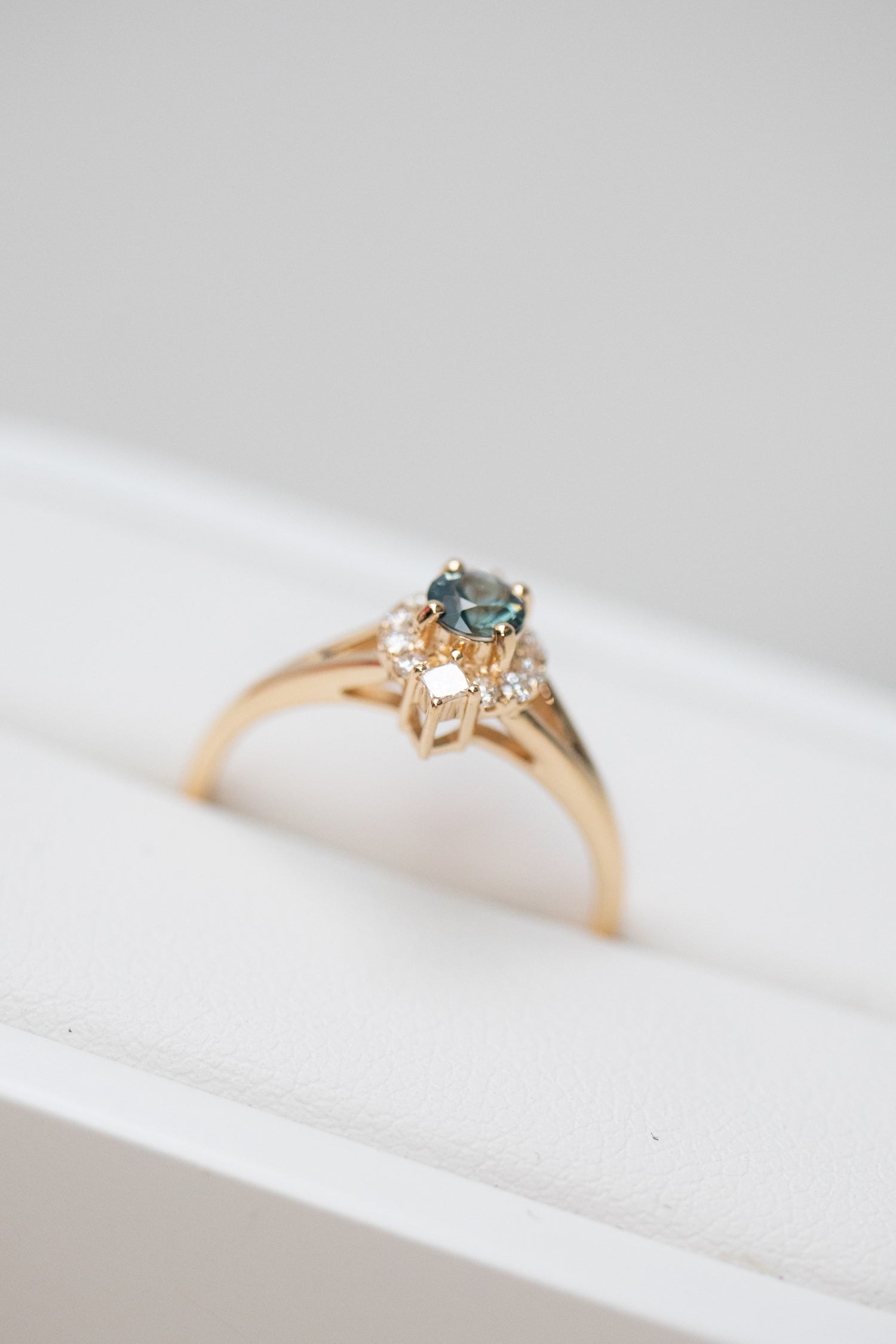 PREORDER - ~0.23-0.28ct Round Teal Sapphire & eye-shaped Halo diamonds 18K Gold Ring