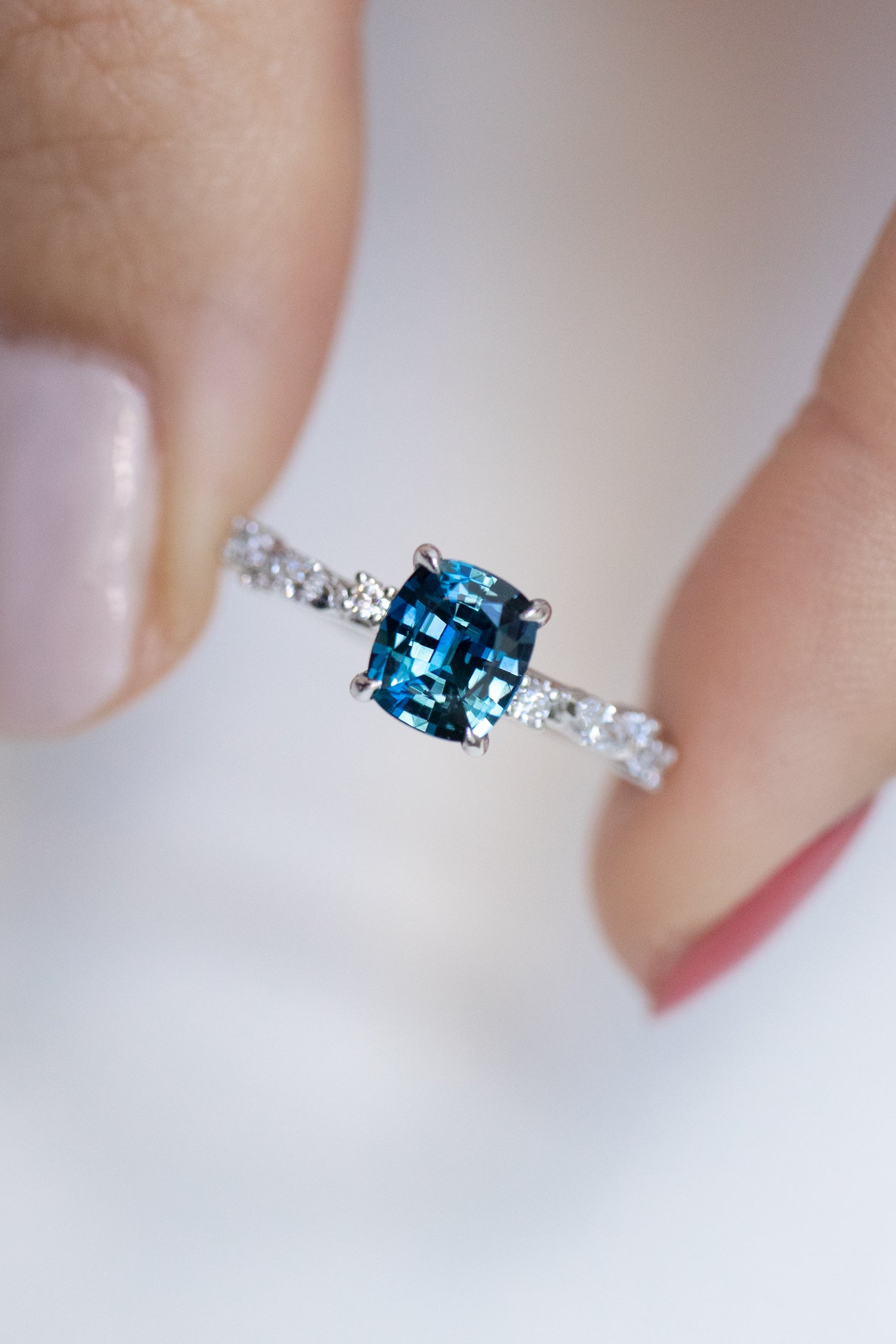 0.91ct Blue Sapphire (Unheated with Certificate) & diamonds 18K White Gold Ring