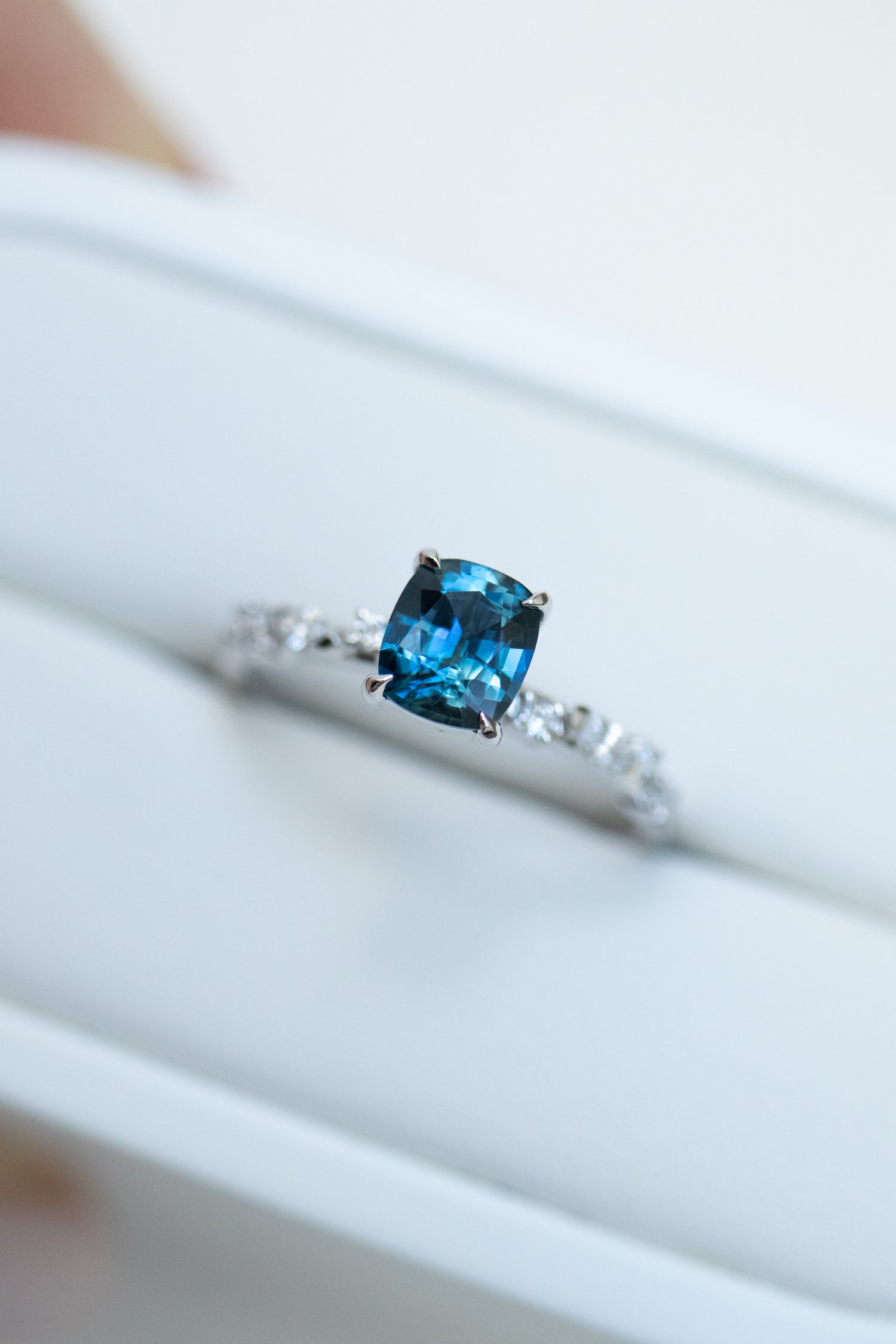 0.91ct Blue Sapphire (Unheated with Certificate) & diamonds 18K White Gold Ring