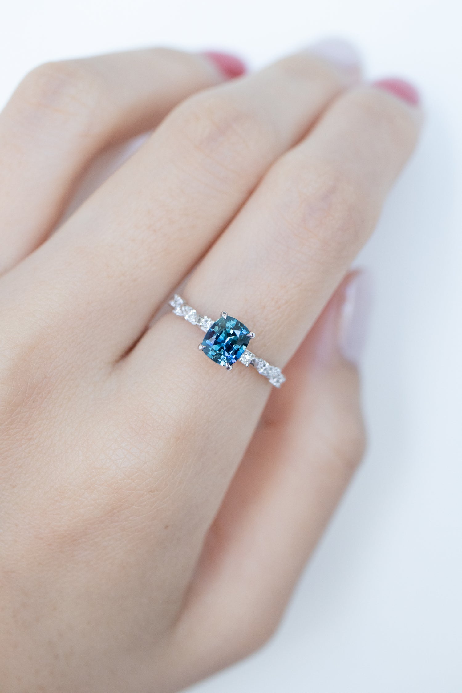 0.91ct Blue Sapphire (Unheated with Certificate) & diamonds 18K White Gold Ring