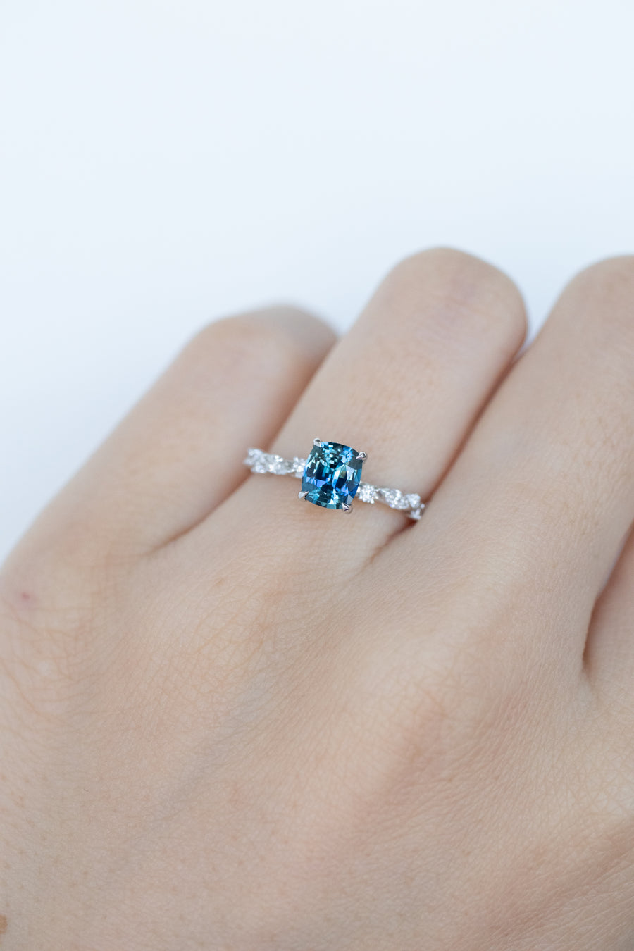 0.91ct Blue Sapphire (Unheated with Certificate) & diamond 18K White Gold Ring