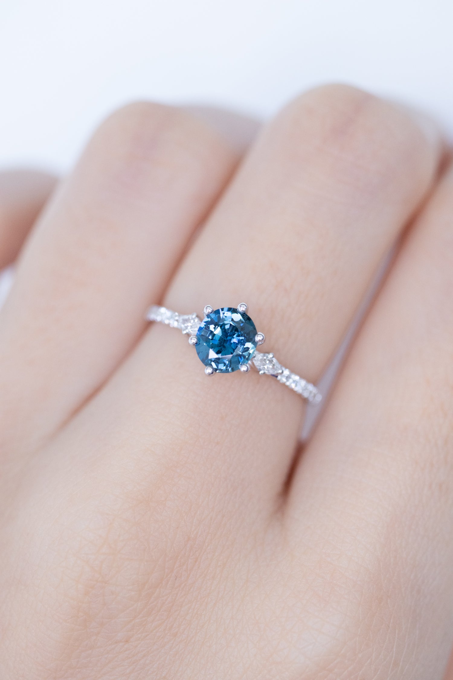 0.79ct Blue Sapphire (Unheated with Certificate) & diamonds 18K White Gold Ring