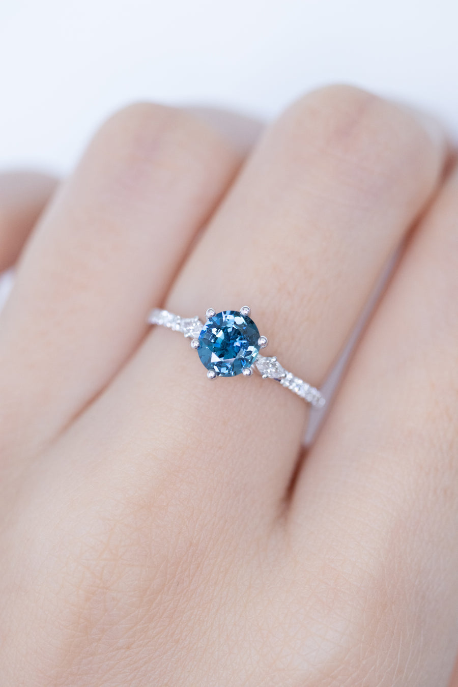 0.79ct Blue Sapphire (Unheated with Certificate) & diamond 18K White Gold Ring