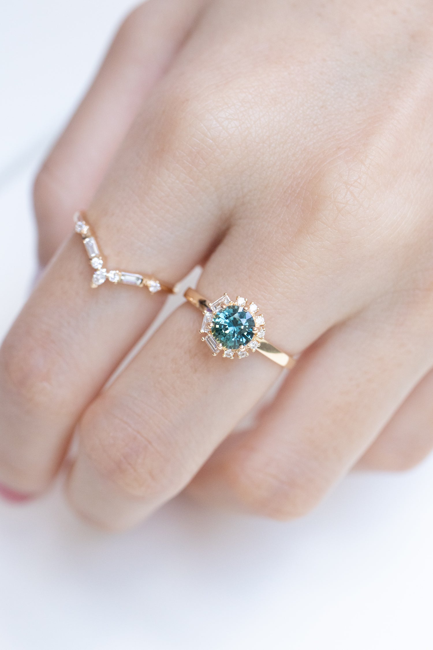 1.04ct Les plages de Myrtos Teal Sapphire (Unheated with Certificate) & diamonds 18K Yellow Gold Ring